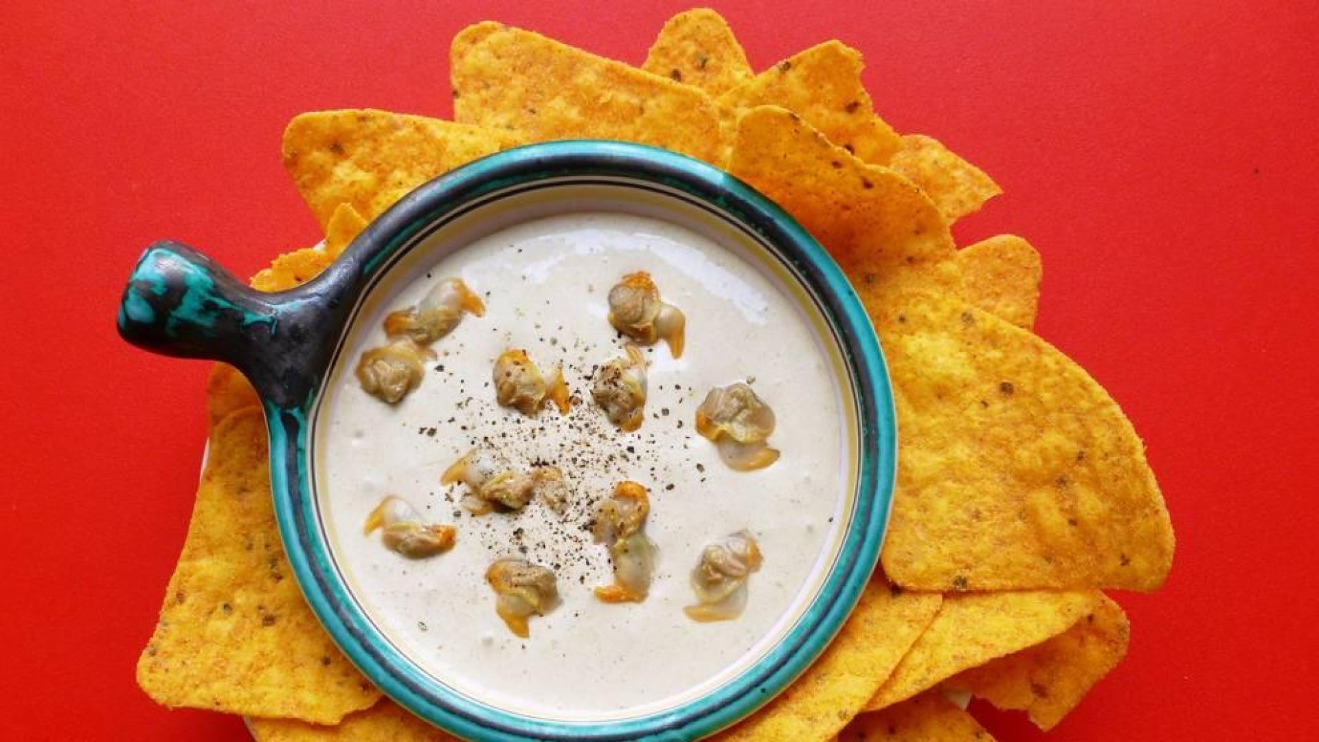 Imagen del Dip de berberechos con nachos