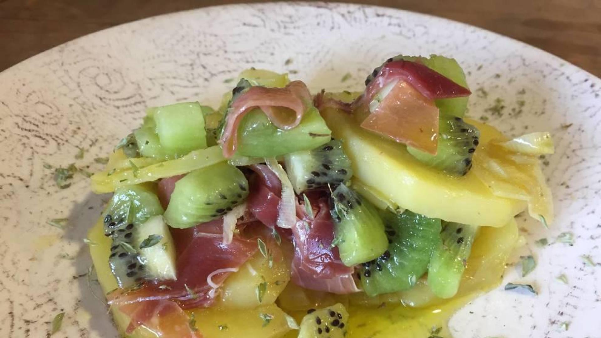 Puerro y patatas confitados con jamón y kiwi