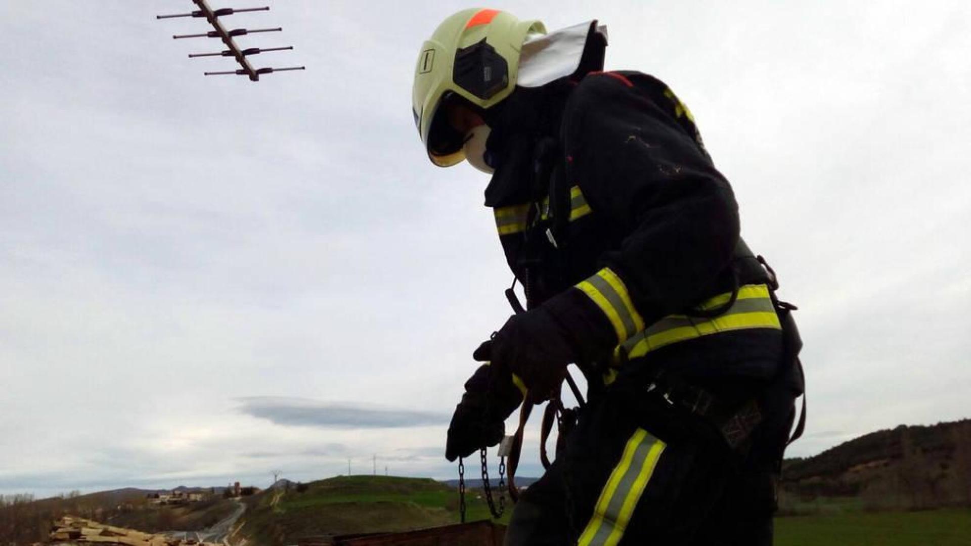 Bomberos trabajan para sofocar un incendio de vegetación en Puente la Reina