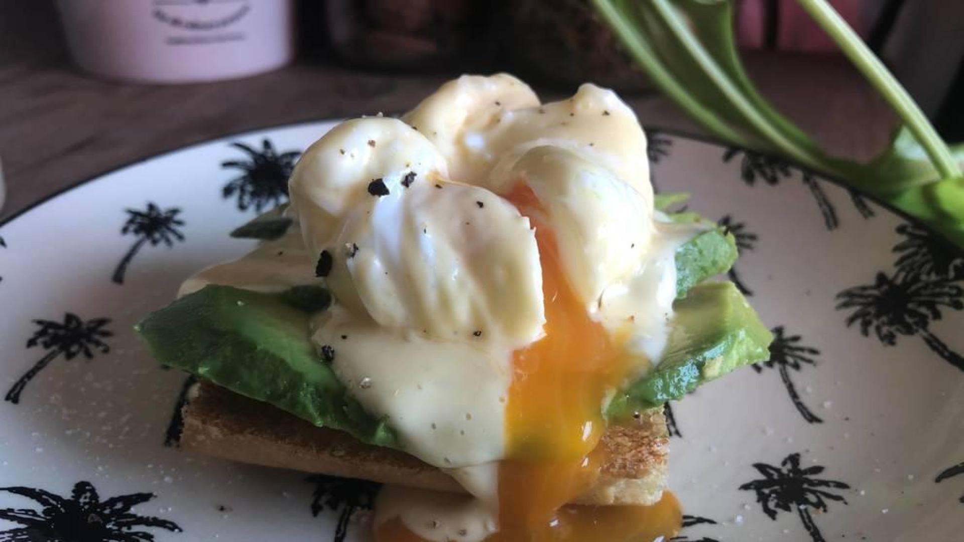 Imagen de los huevos benedictine sobre la tostada de aguacate