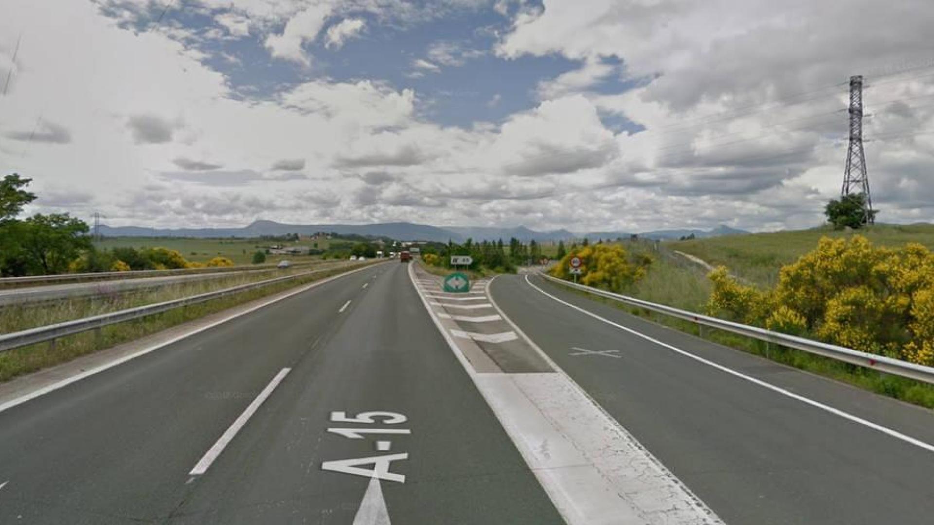 Dos heridos en una colisión entre un coche y un camión en la AP-15, en Esquíroz