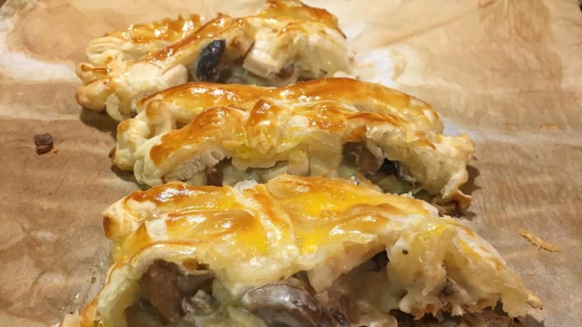 Imagen de la trenza de  hojaldre con pechuga, setas y salsa de nata