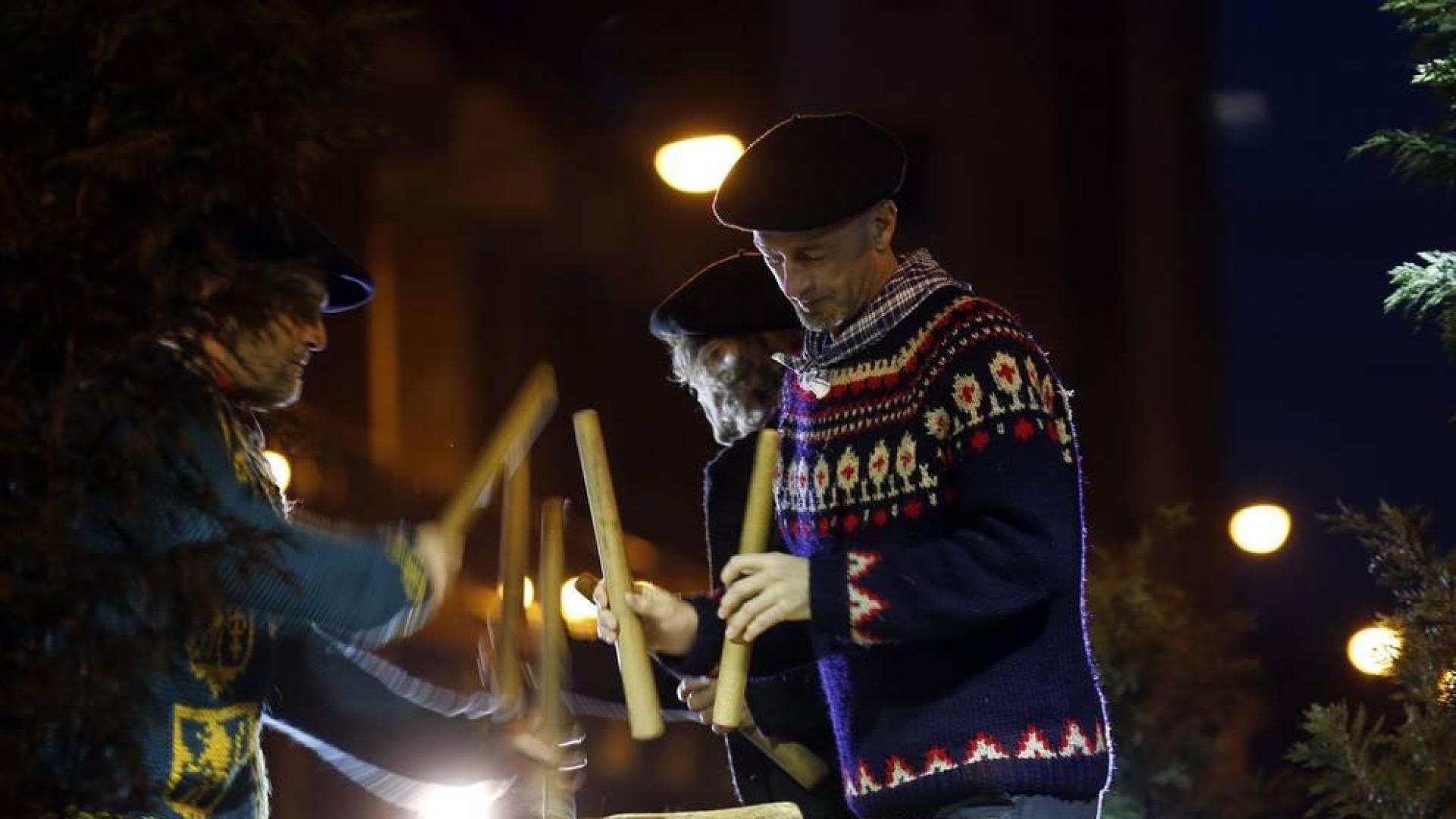 Paso de la tradicional comitiva del carbonero por las calles de la capital navarra dando inicio a las Navidades 2019