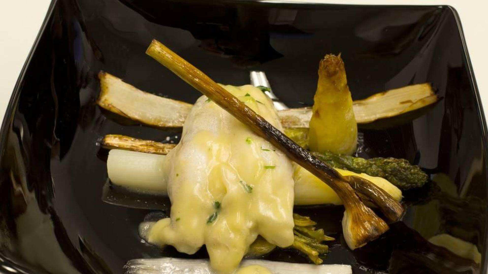 Espárragos en texturas con alcachofas y cochas al pil pil