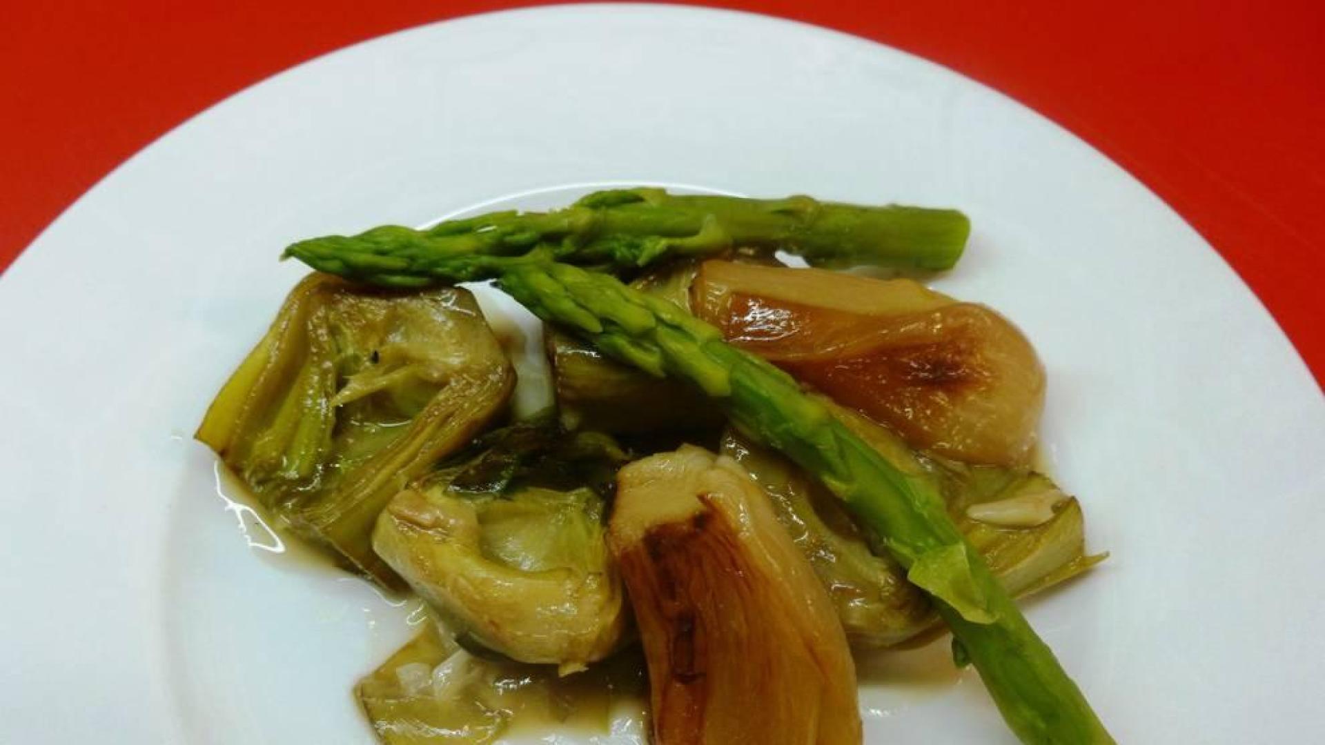Alcachofas estofadas con trigueros y cebolla