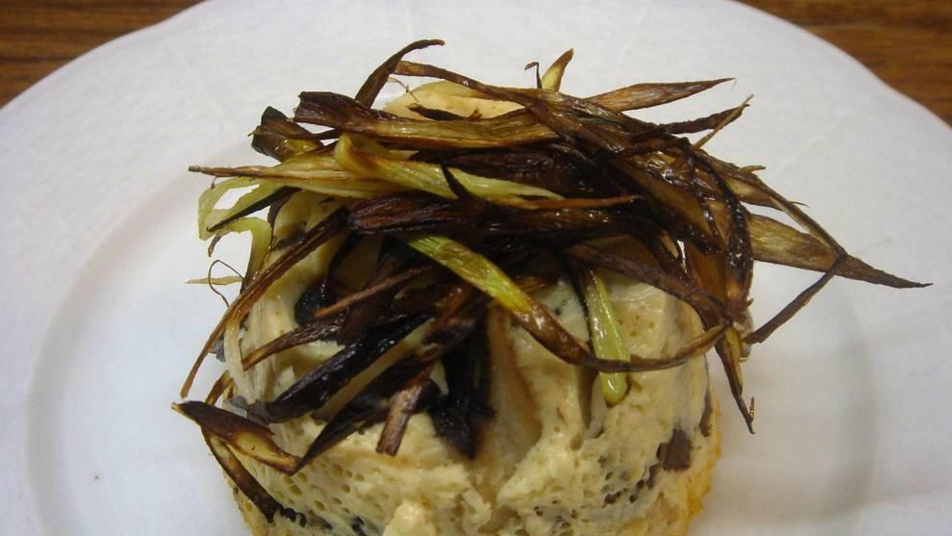 Flan de setas y puerros fritos