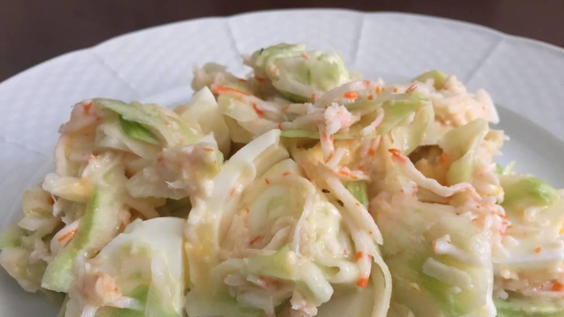 Ensalada de tallo de brócoli con mahonesa y mar