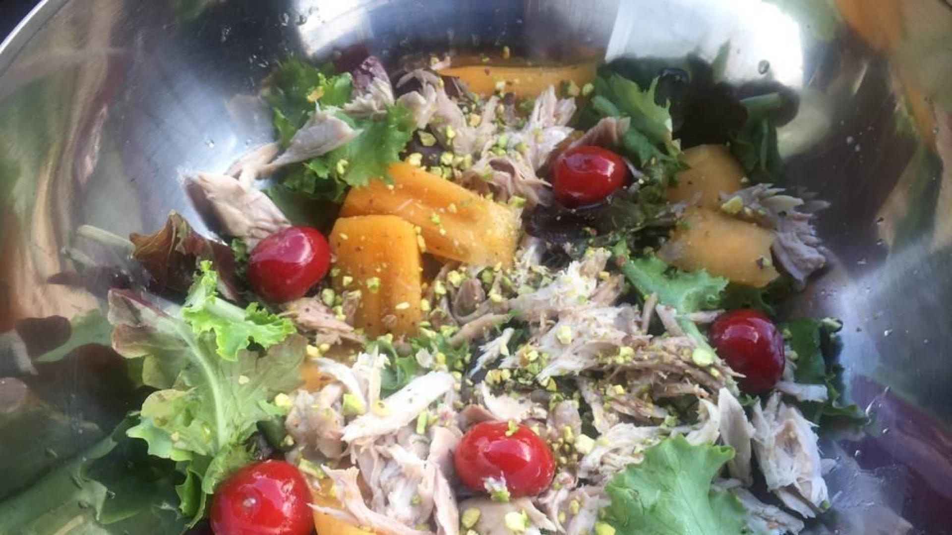 Ensalada de caquis con perdiz escabechada y polvo de pistacho