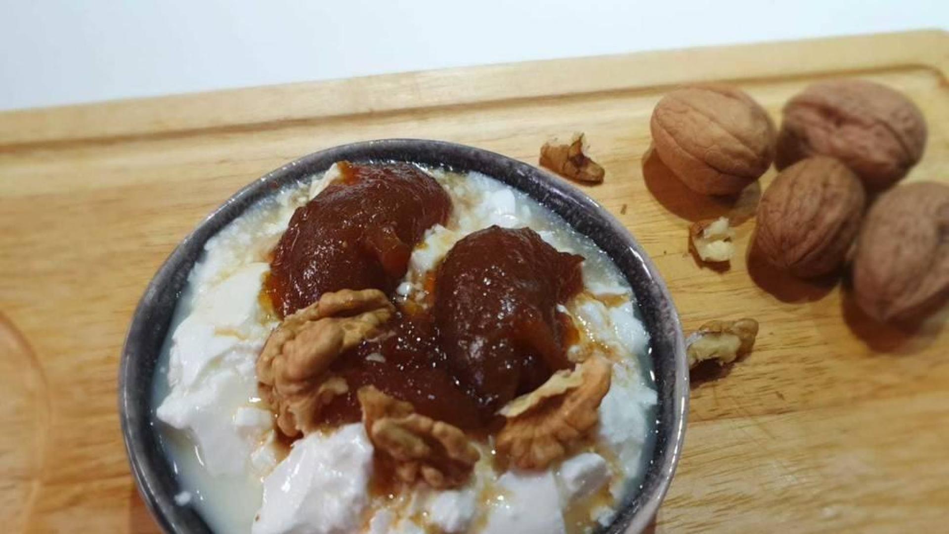Cuajada con higos confitados y nueces