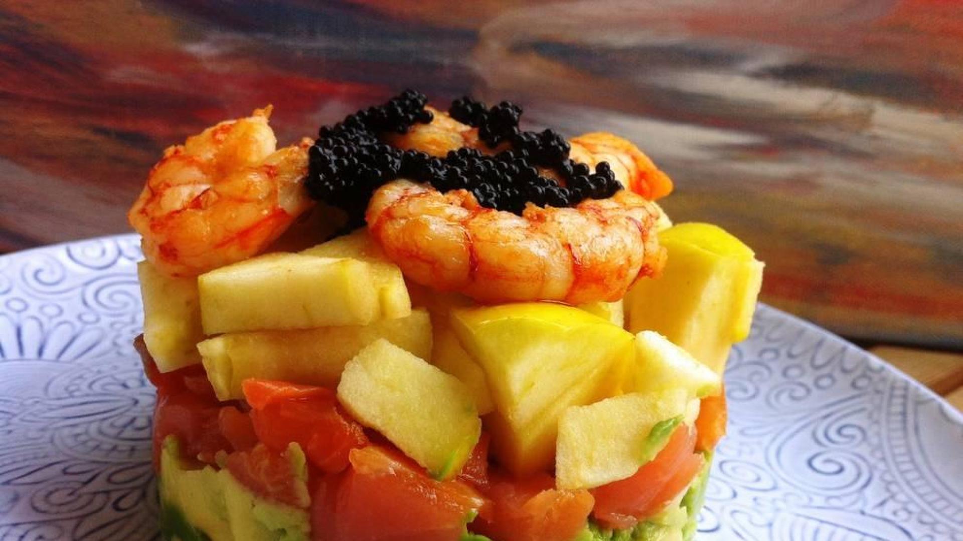 Tartar de salmón aguacate y gambones