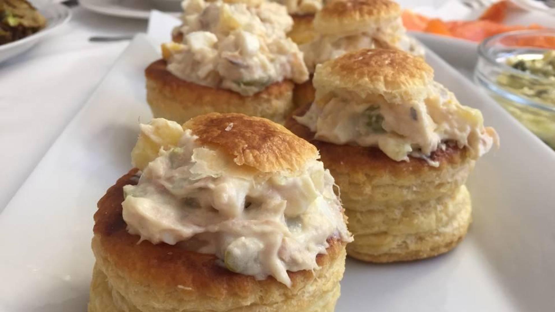 Volovanes rellenos de ensaladilla rusa