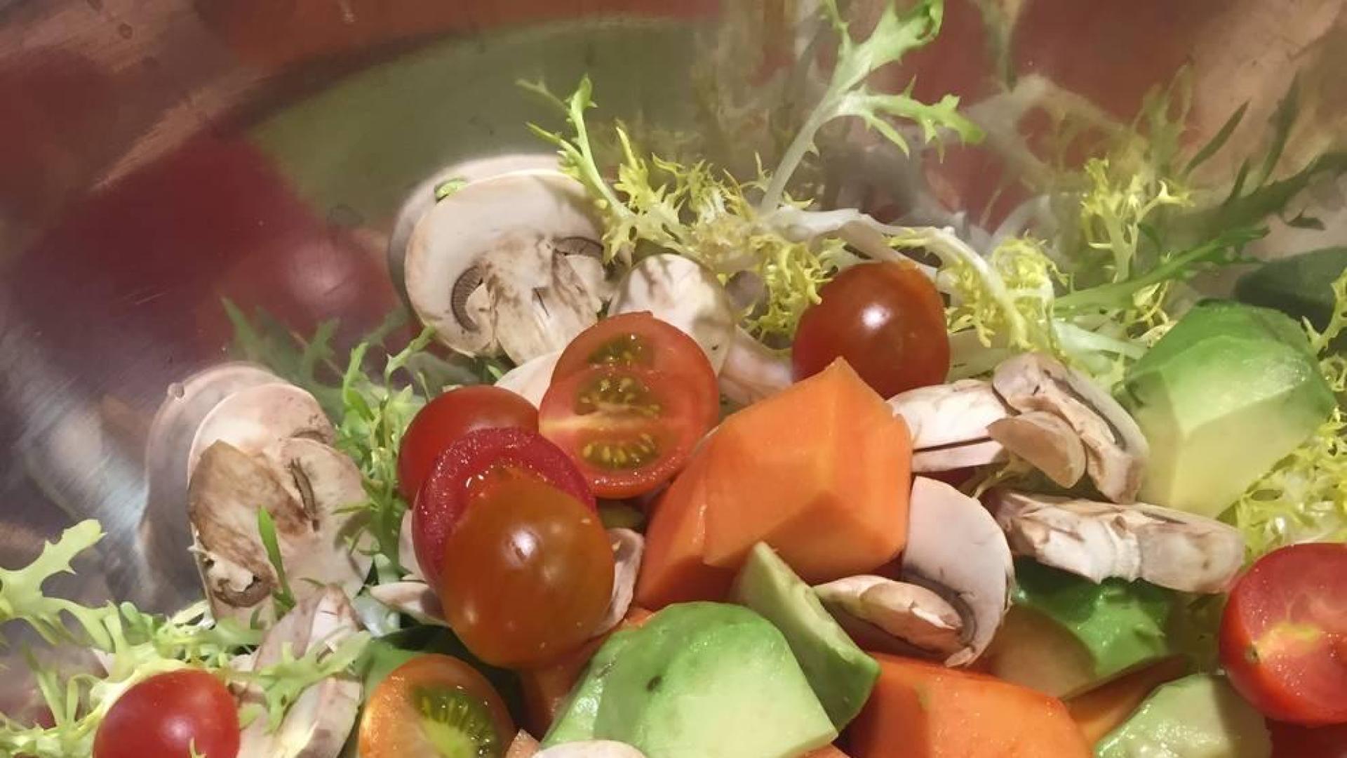 Ensalada de escarola con papaya, aguacate y más