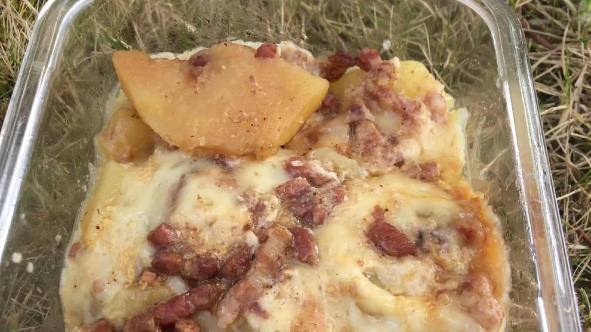 Imagen del gratinado de patata con queso y nata.Tartiflette deliciosa.