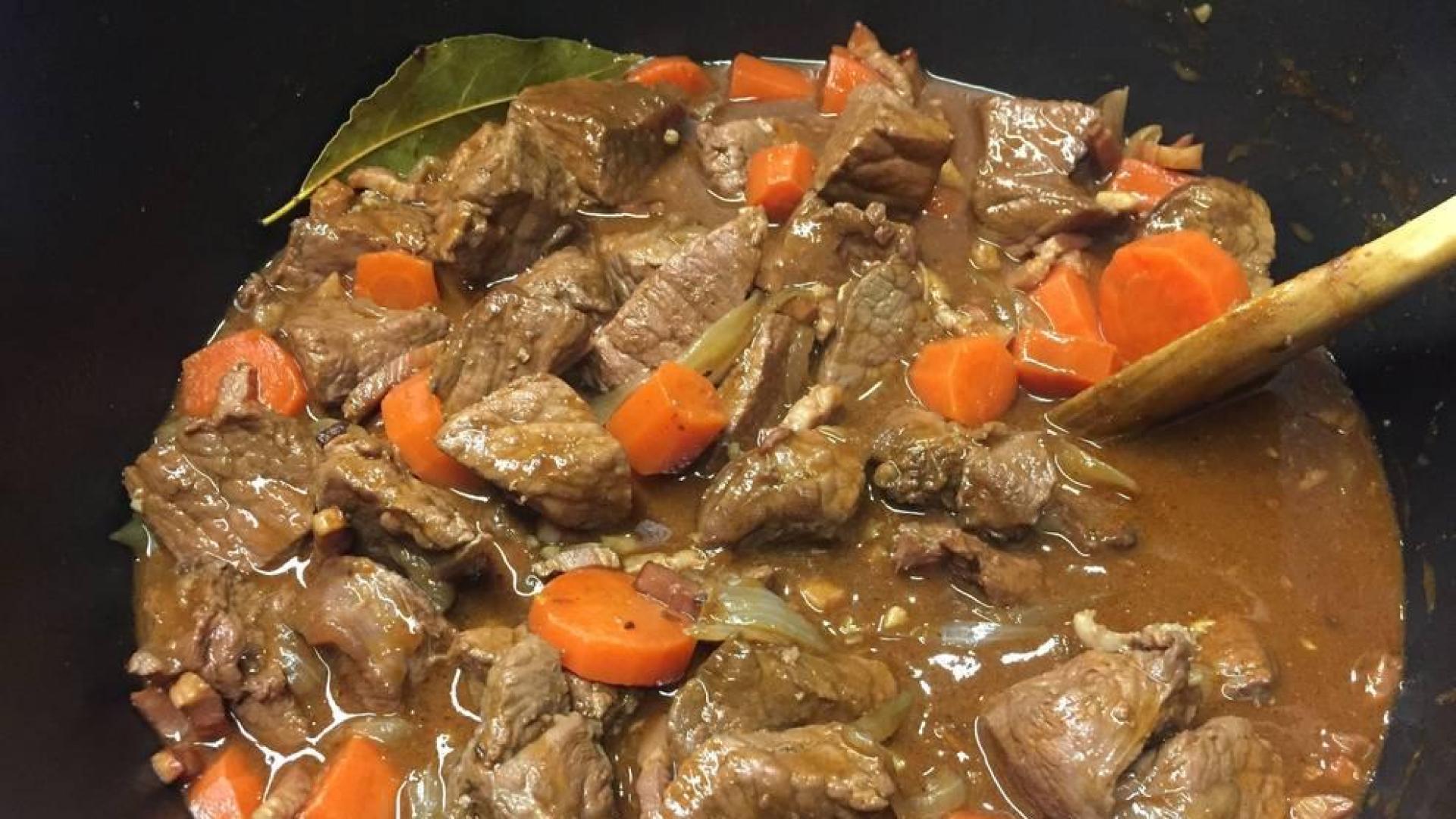 Imagen del guiso francés. Boeuf Bourguignon delicioso.