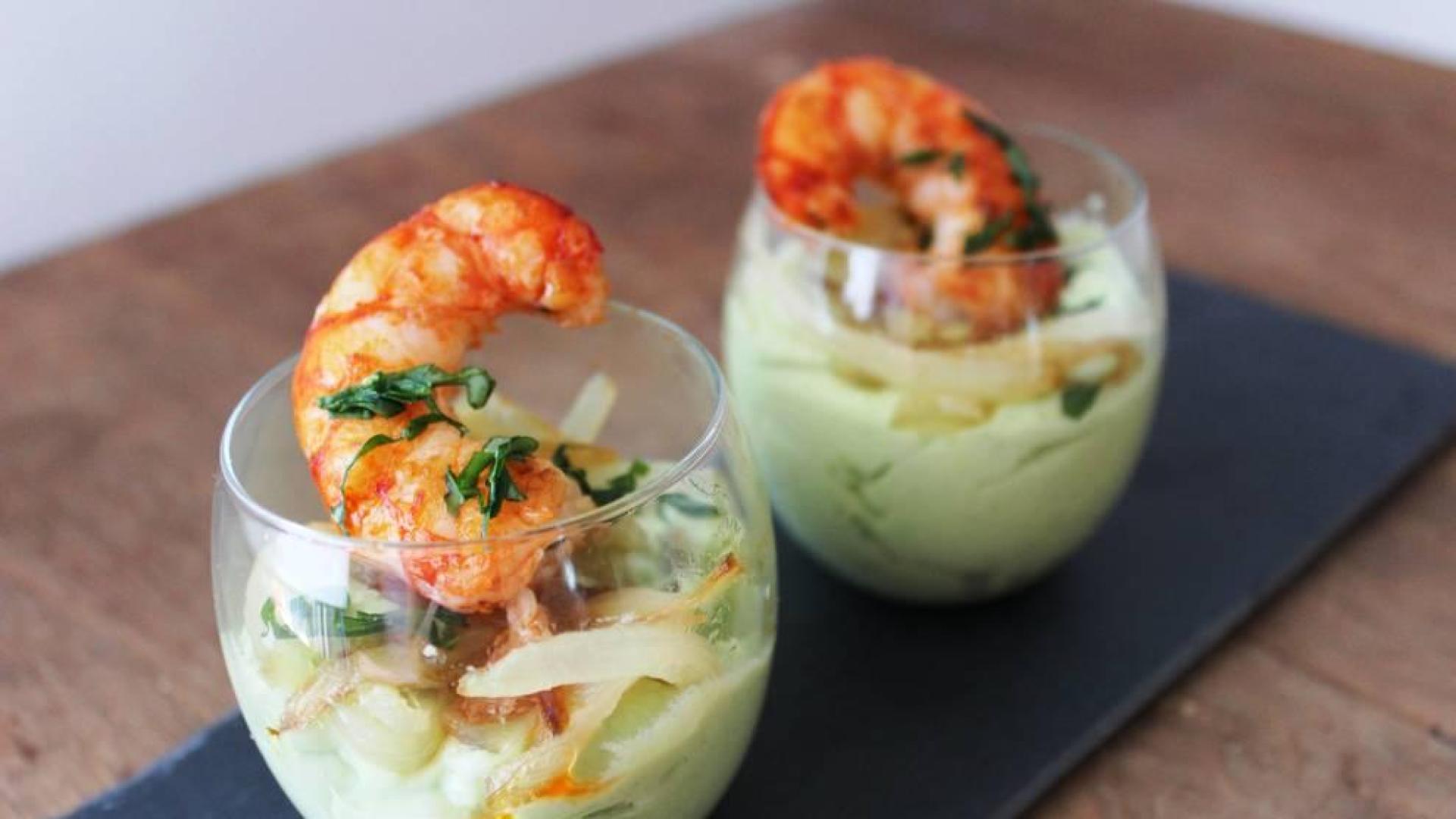 Imagen de los vasitos con la mousse de aguacate y gambones