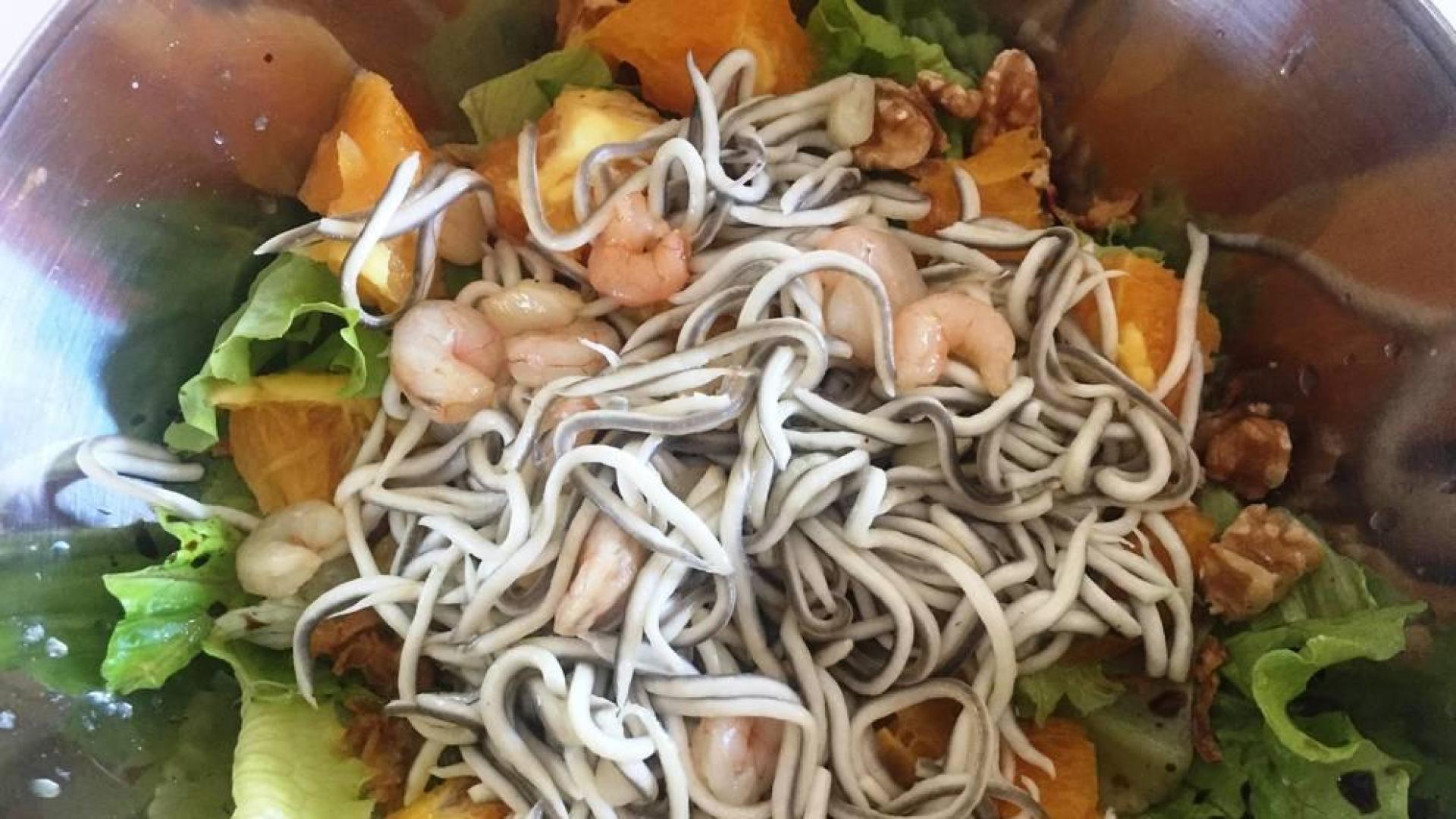 Imagen de la ensalada de gulas con naranjas y nueces