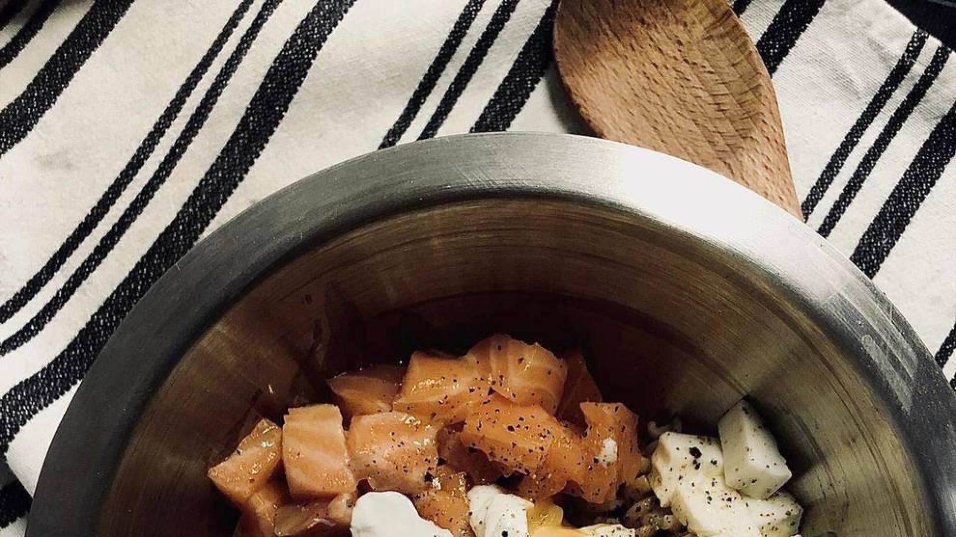 Imagen de la ensalada de quinoa con salmón crudo