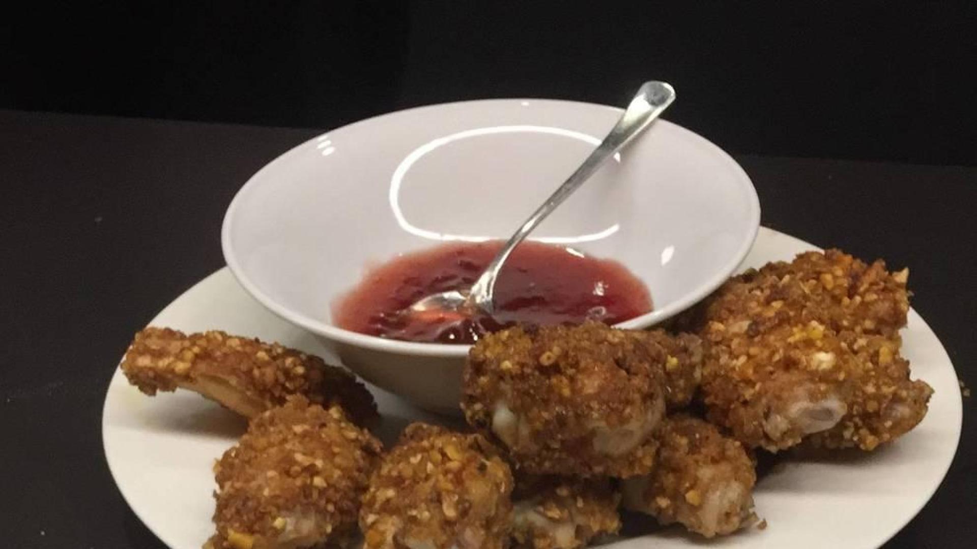 Imagen de las alitas de pollo con dos salsas
