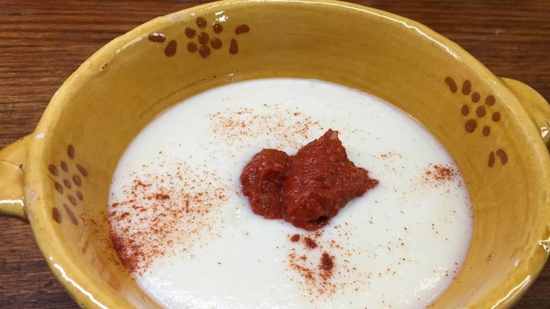 Imagen de la crema de coliflor con muselina de pimientos