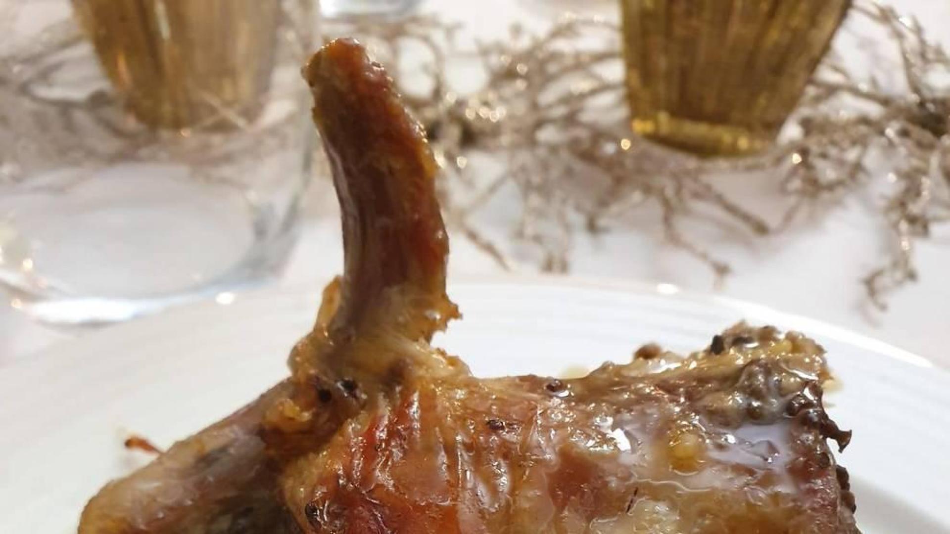 Imagen del cabrito con salsa de azafrán
