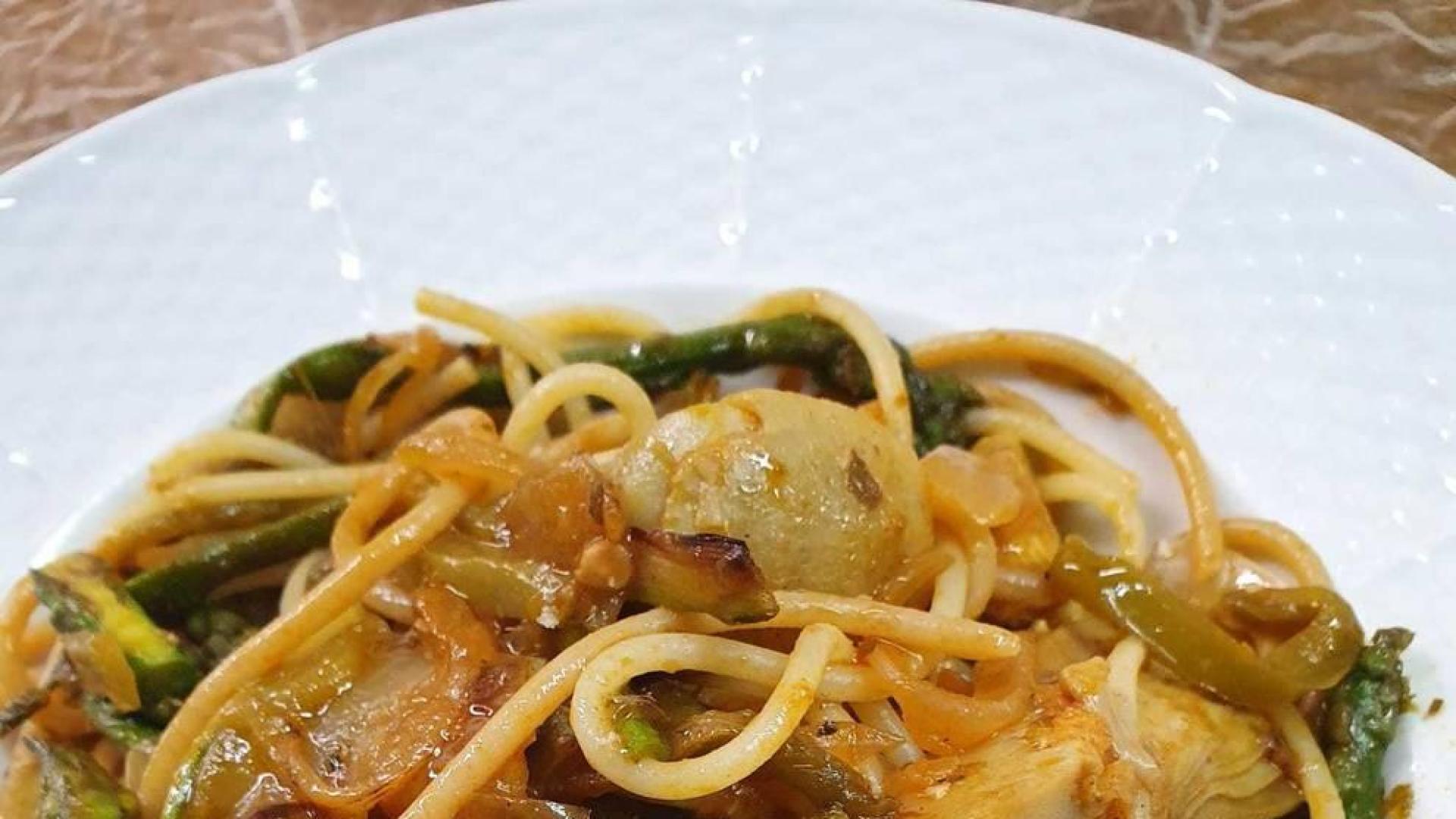 Imagen de los espaguetis integrales con verduras