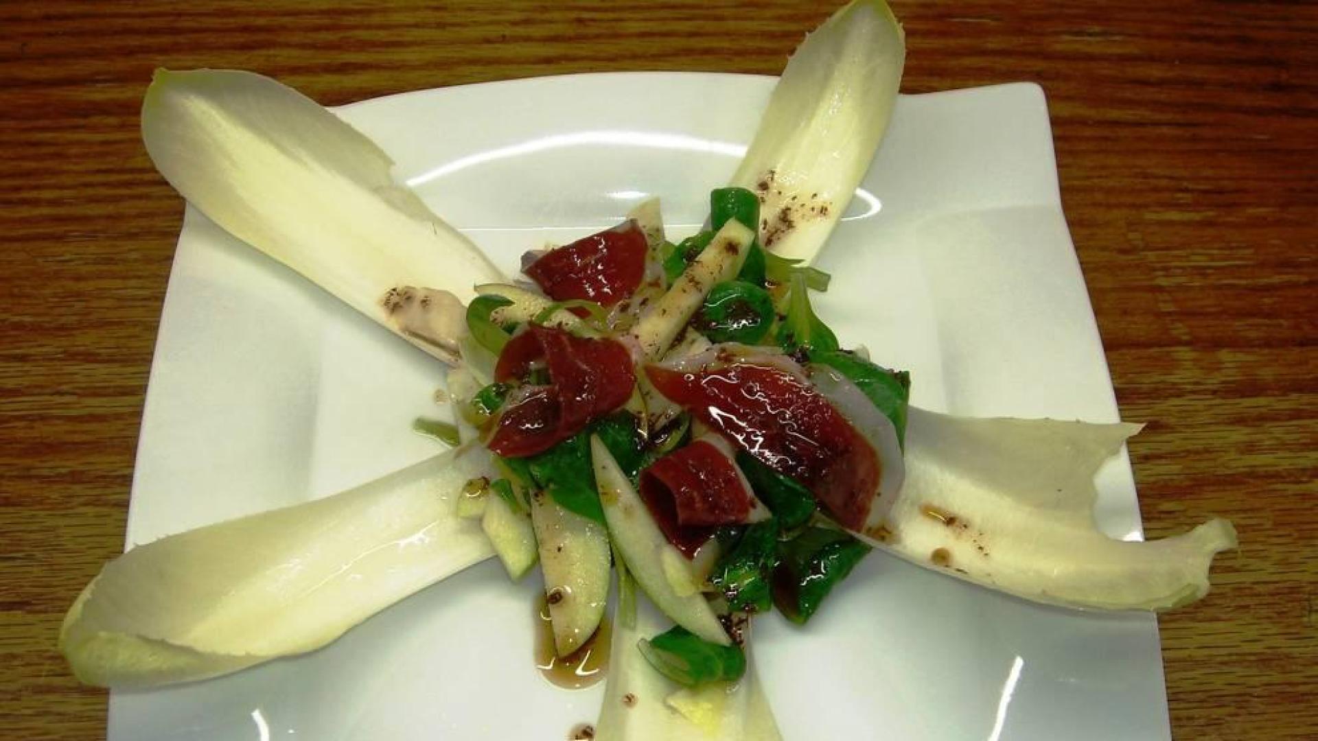 Imagen de la ensalada de endivias con vinagreta de chocolate