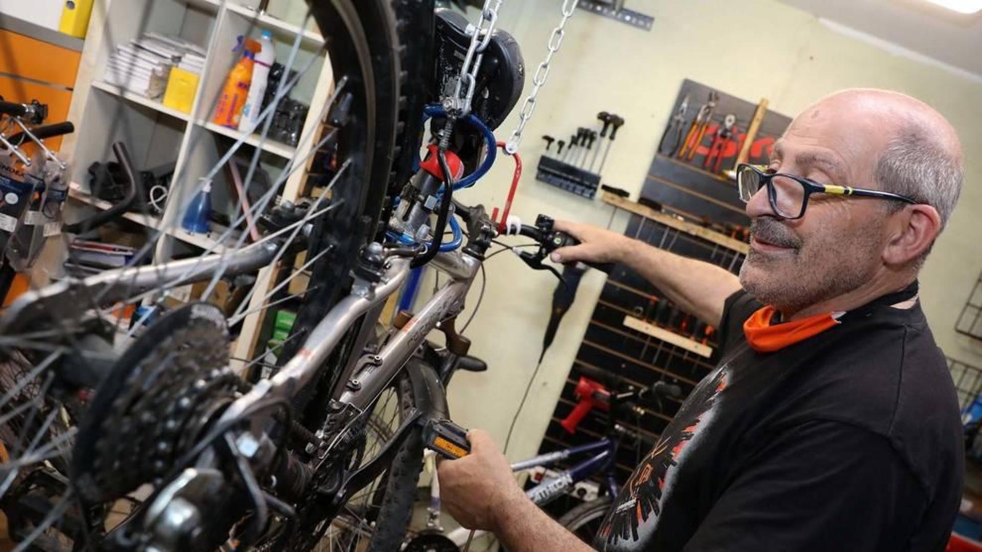Las ayudas de 50 euros para el arreglo de bicis sobrecargan de trabajo a las tiendas