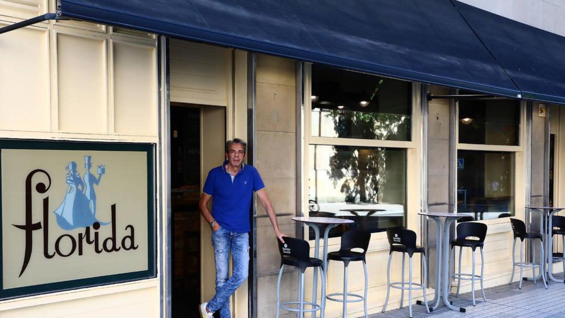 Carlos Martín, junto al cartel original de la pastelería Florida, que cerró en 2005.