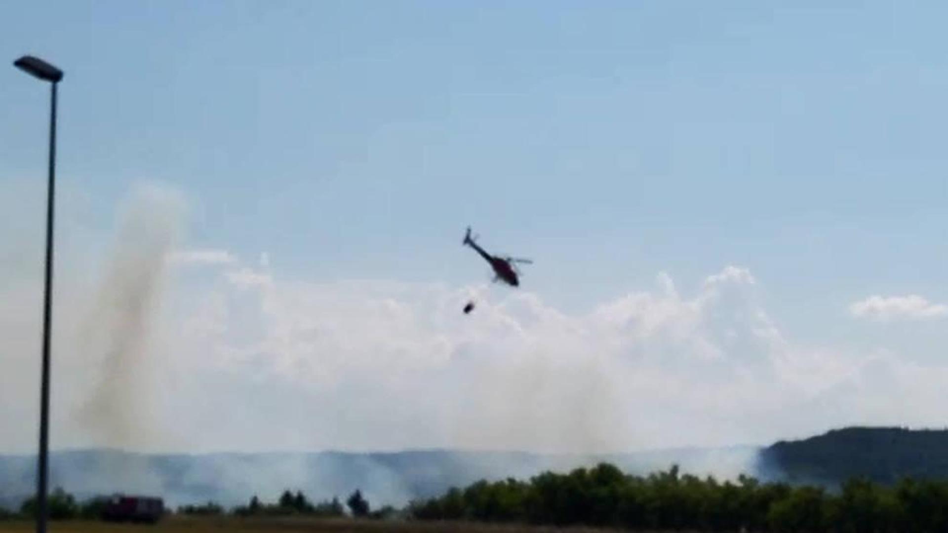 Bomberos de Navarra trabajan en la extinción de un incendio en Puente la Reina
