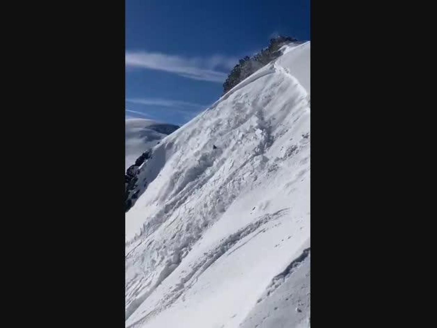 Un esquiador, engullido por un alud en Astún