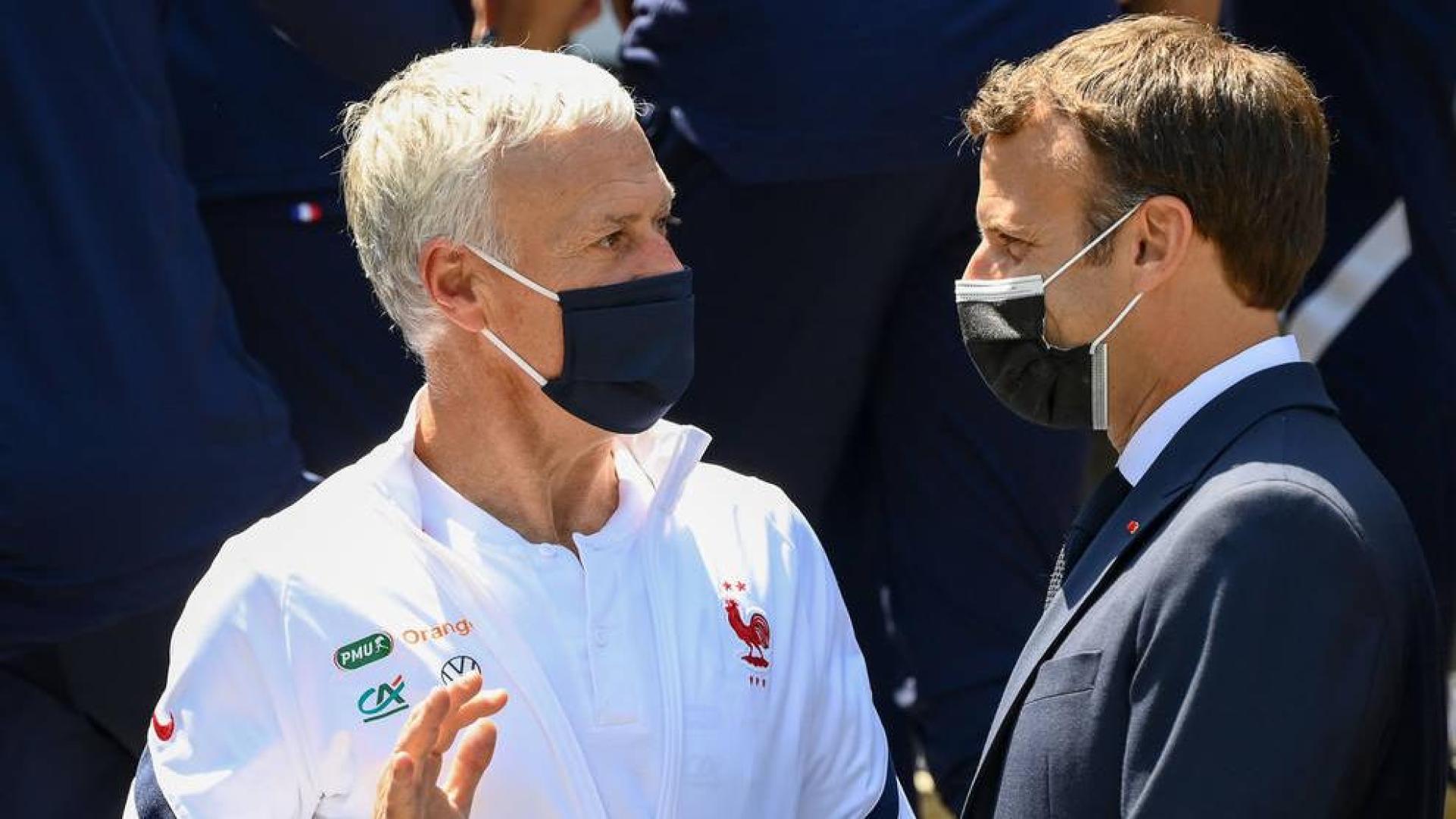 El seleccionador francés, Didier Deschamps, charla con el presidente de Francia, Emmanuel Macron.