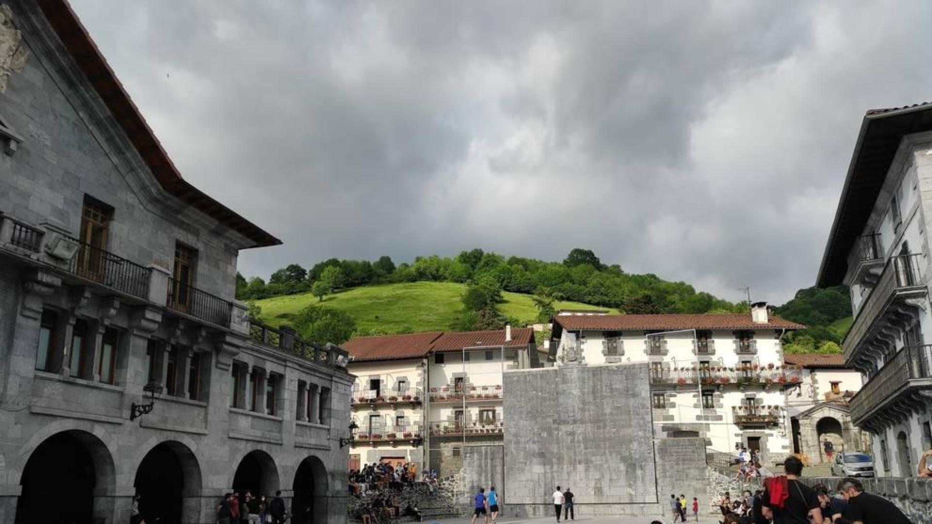 La plaza de Leitza se asienta sobre las líneas de un firme renovado