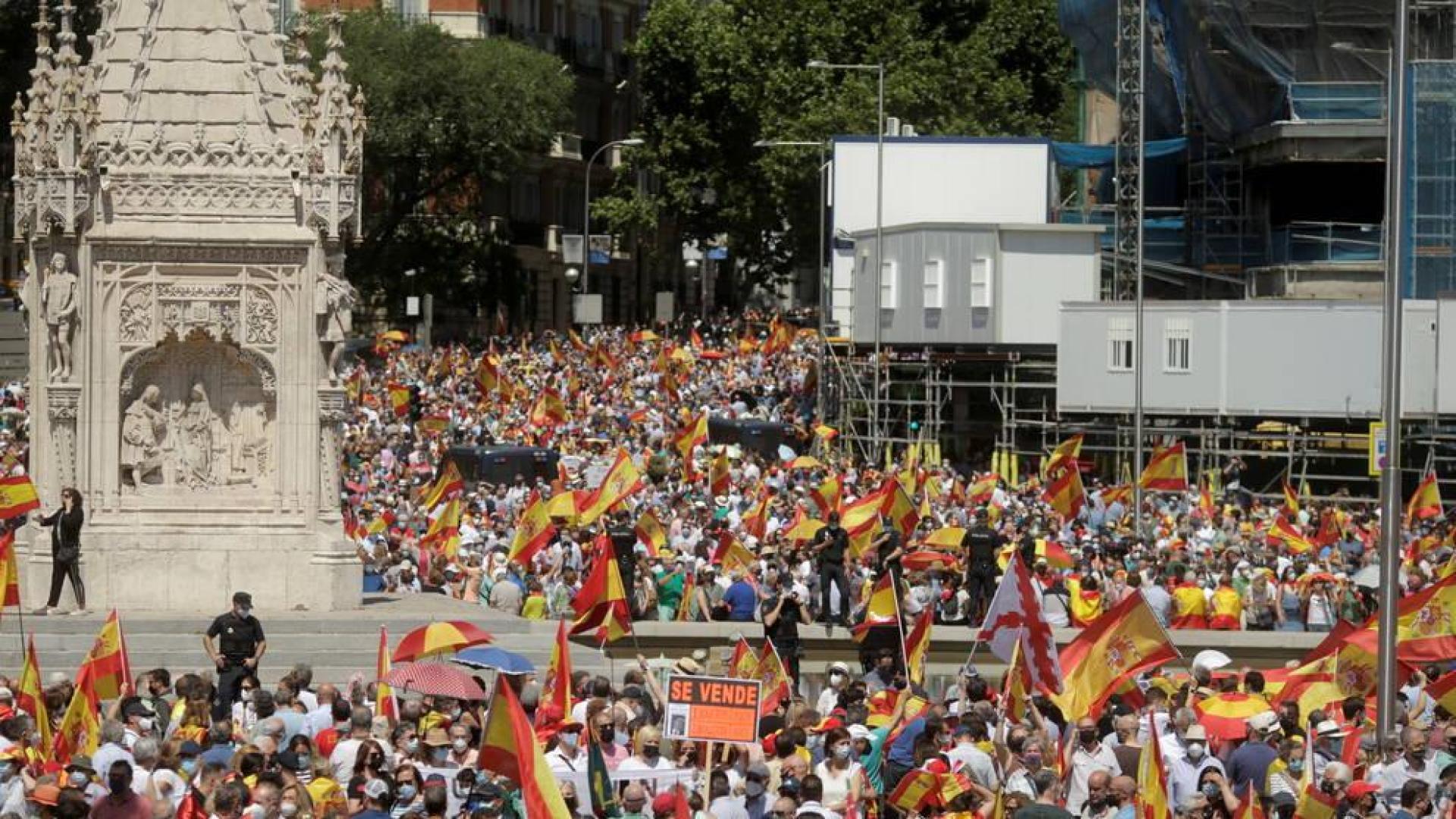 Unas 25.000 personas se reúnen en la plaza de Colón contra los indultos