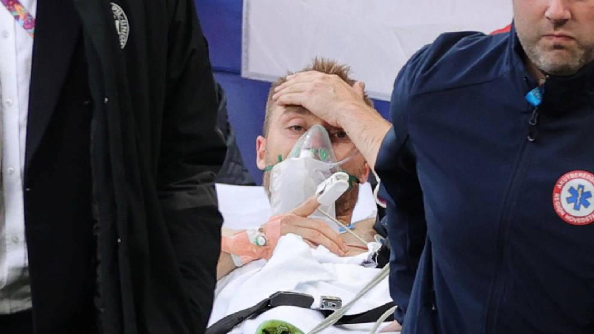 Tras el susto inicial, Eriksen abandonó el estadio en camilla pero consciente