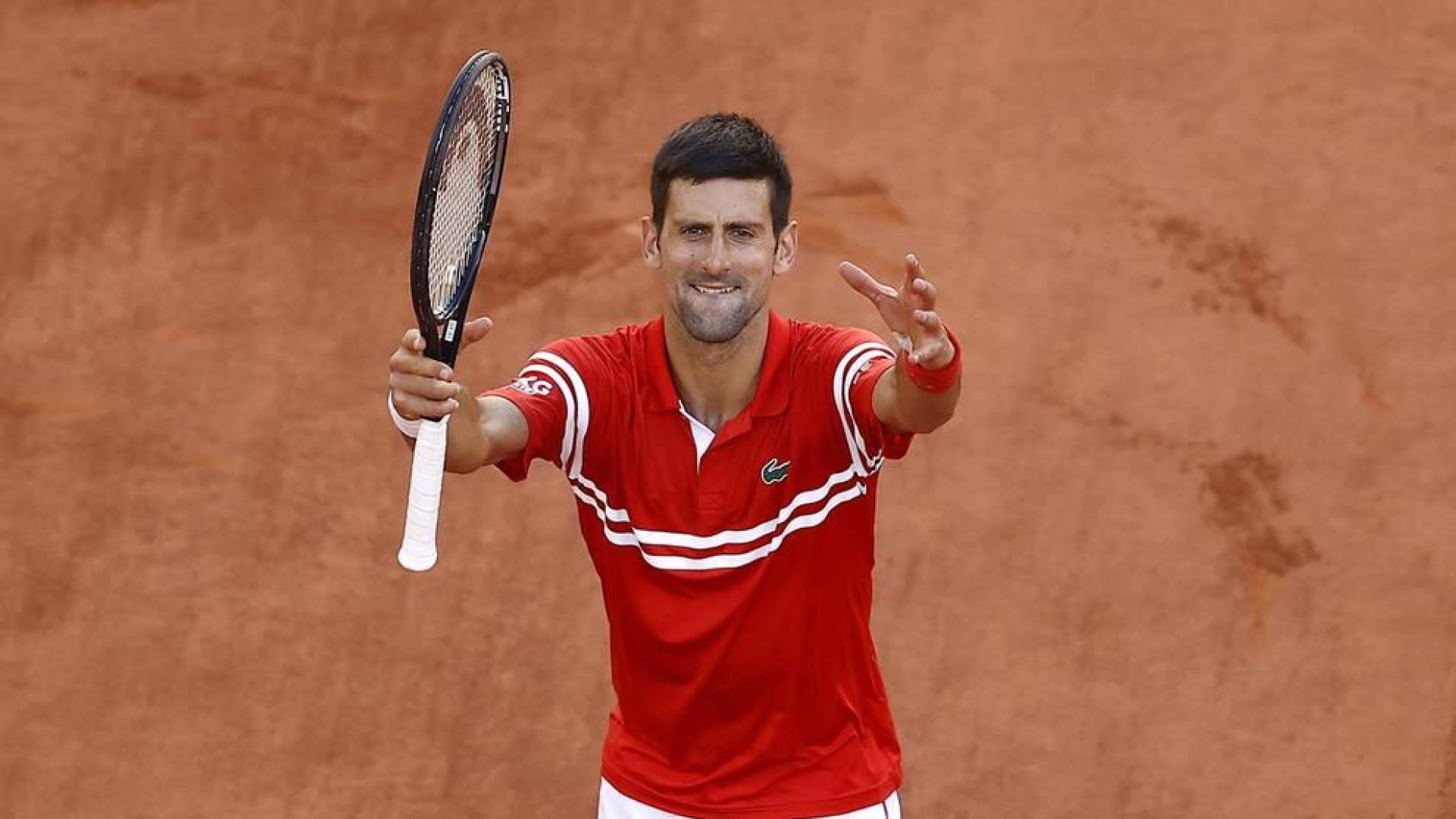 Djokovic reconquista París tras remontar a Tsitsipas