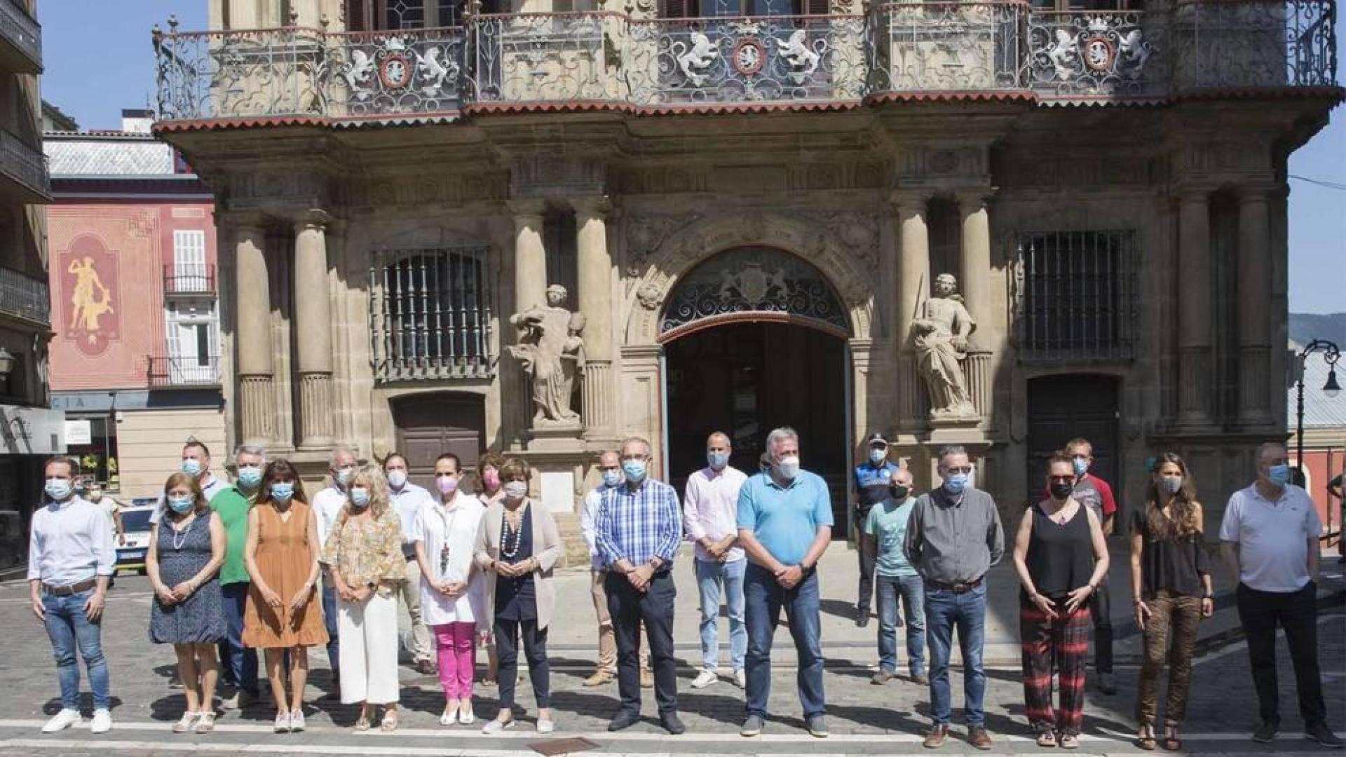Representantes de todos los grupos municipales del Ayuntamiento de Pamplona, con el alcalde Enrique Maya a la cabeza, se han concentrado este lunes de manera silenciosa en la plaza Consistorial en solidaridad con las últimas víctimas de violencia machista.