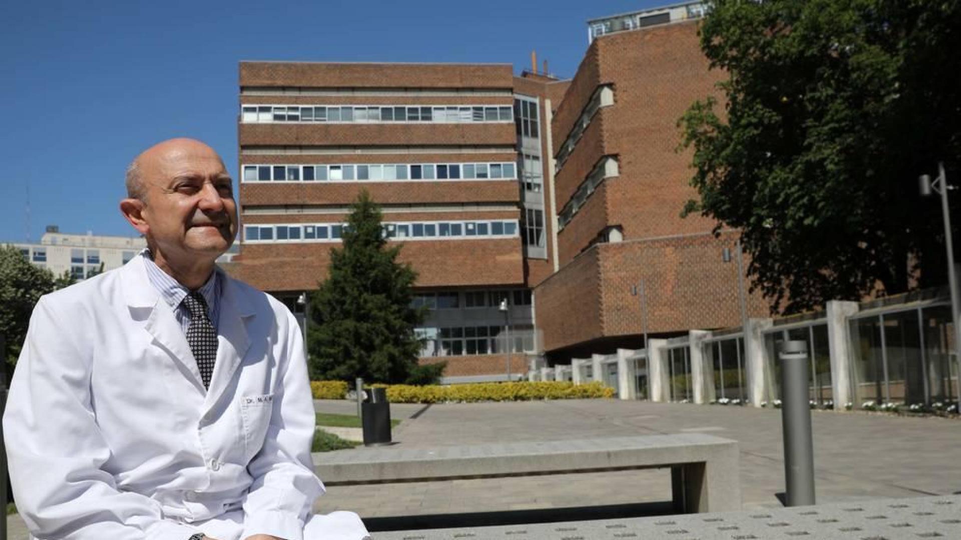Miguel Ángel Martínez González, fotografiado en la explanada del edificio de Ciencias de la Universidad de Navarra.
