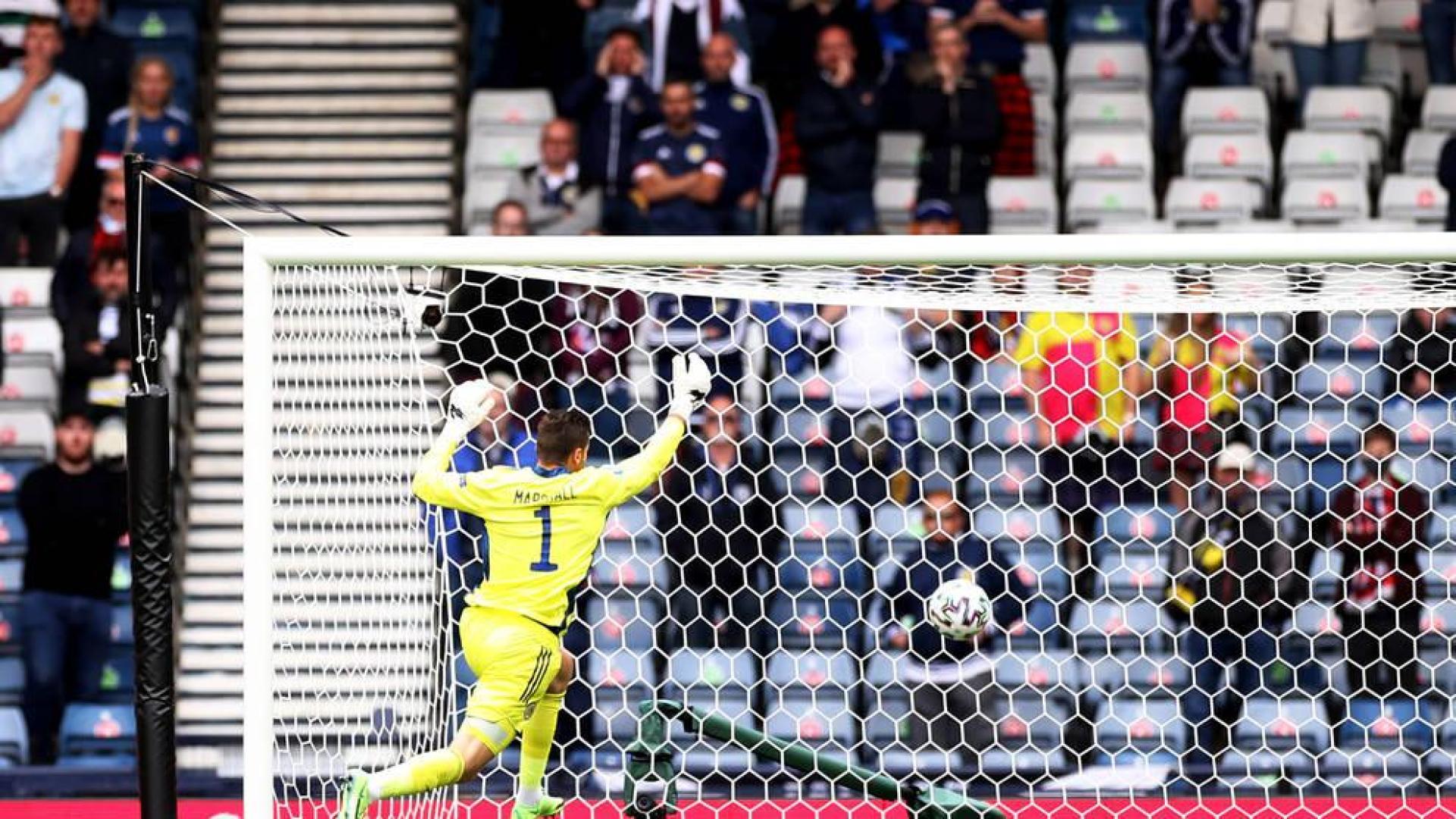 Un doblete de Schick estropea el regreso de Escocia a la Eurocopa