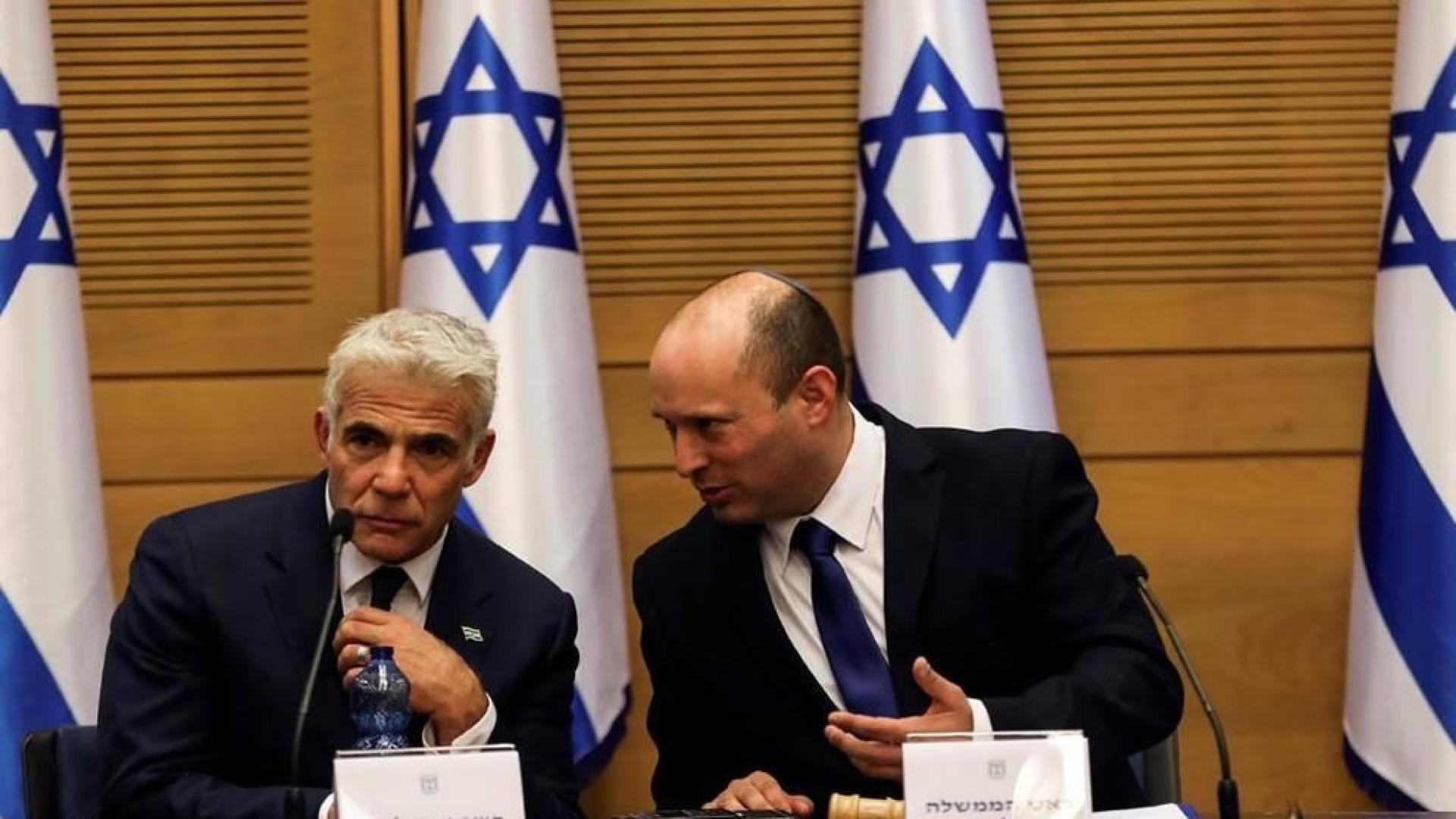 Yair Lapid (izada) y Naftali Bennett (dcha), en el Parlamento israelí.
