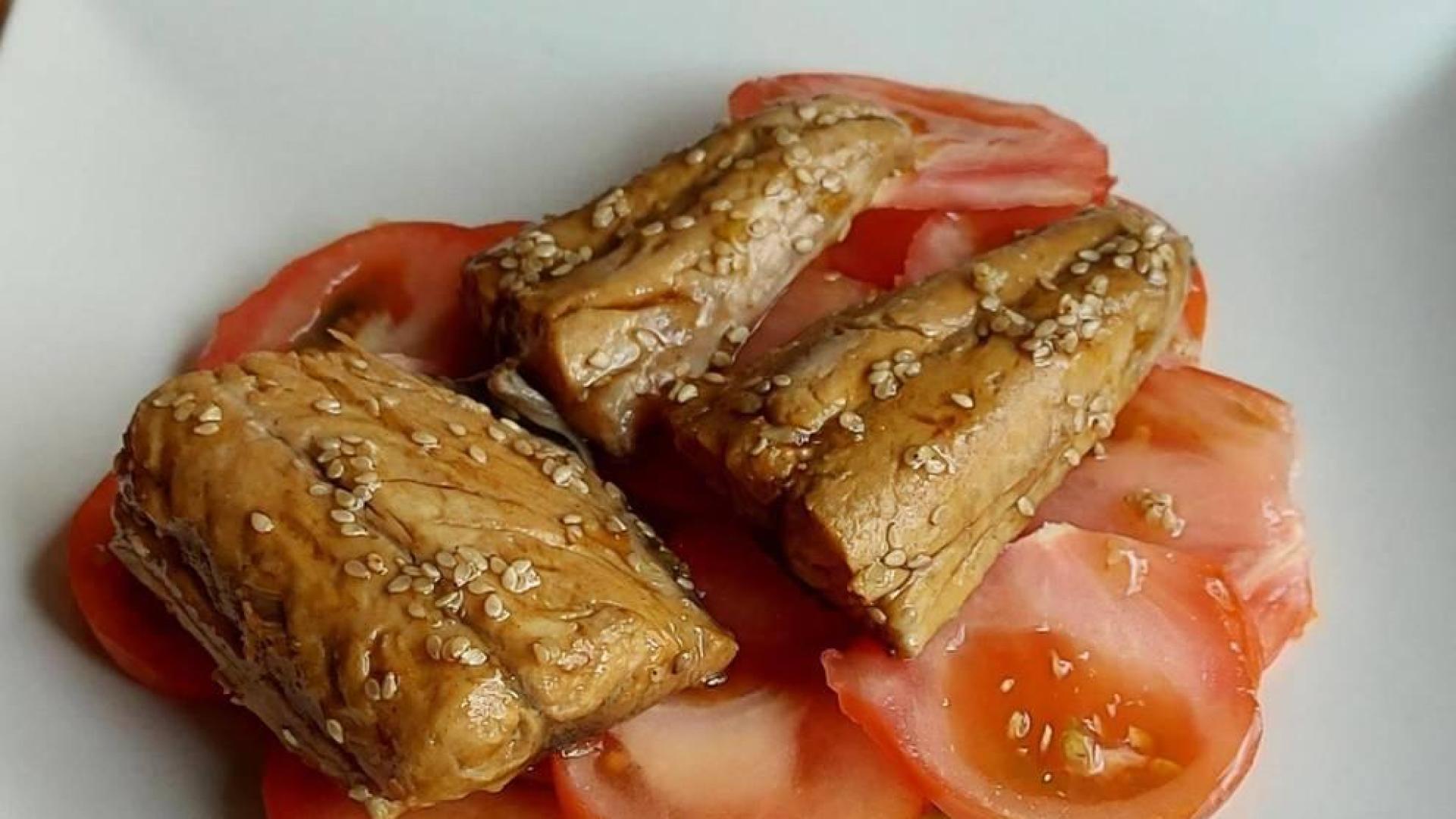 Receta de verdel con ensalada de tomate