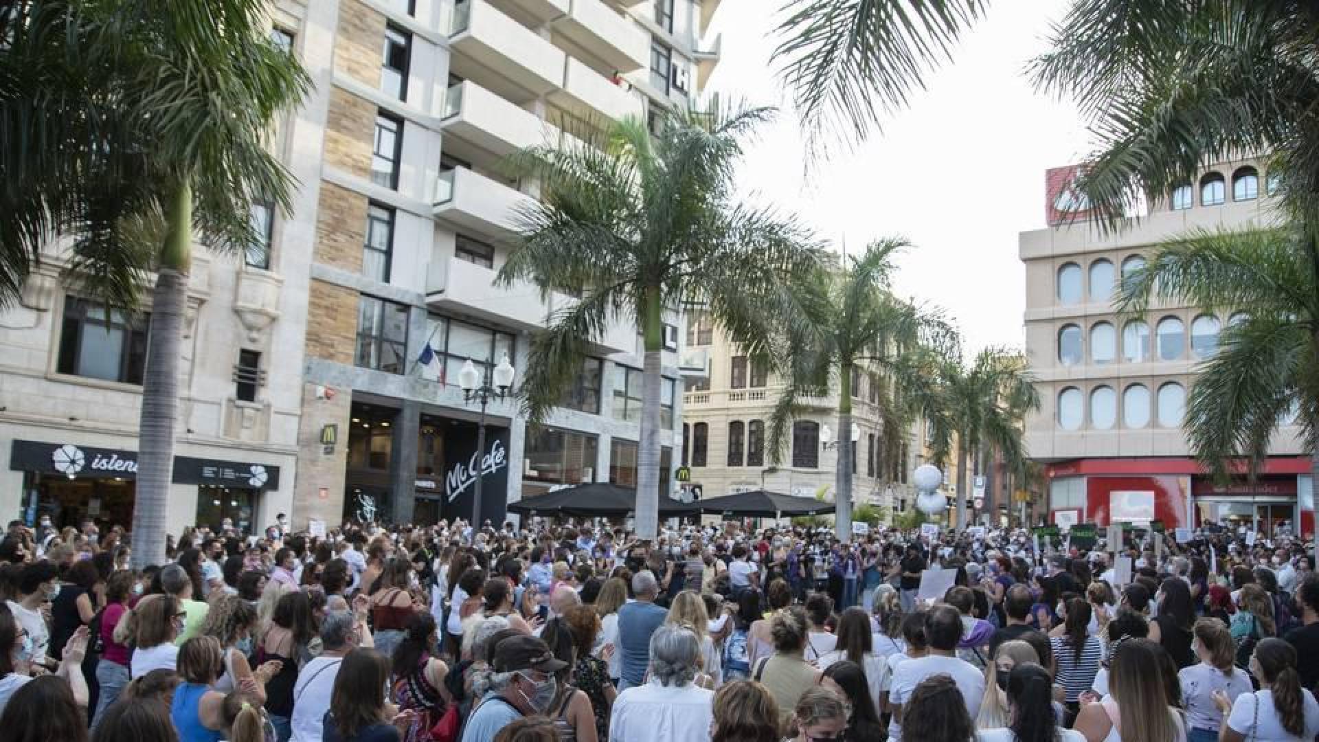 Varias personas, participan en una concentración feminista en la Plaza de la Candelaria en repulsa por "todos los feminicidios", a 11 de junio de 2021, en Santa Cruz de Tenerife, Tenerife, Islas Canarias (España). Esta es una de las protestas feministas que se han convocado hoy, un día después de que la Guardia Civil hallase en el mar el cuerpo sin vida de Olivia, de seis años de edad, una de las hermanas secuestradas por su padre Tomás Gimeno el pasado 27 de abril en Tenerife Actualmente las fuerzas de seguridad continúan con la búsqueda de su hermana Anna, de tan solo un año, y del propio padre.

11 JUNIO 2021;VIOLENCIA VICARIA;FEMINISMO;NIÑAS;TENERIFE;MACHISMO;VIOLENCIA DE GENERO;ASESINATO

Europa Press

11/06/2021