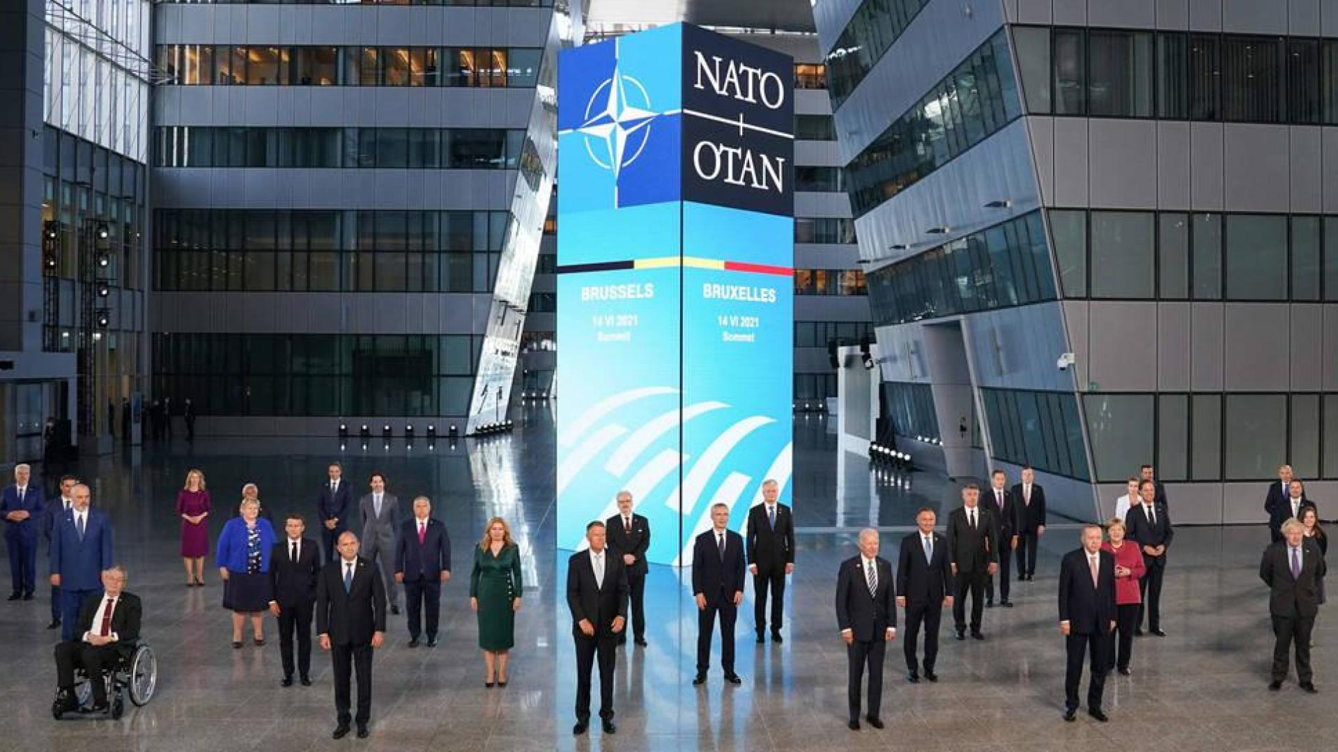 Los líderes de los países participantes en la cumbre de la OTAN posan para la foto de grupo