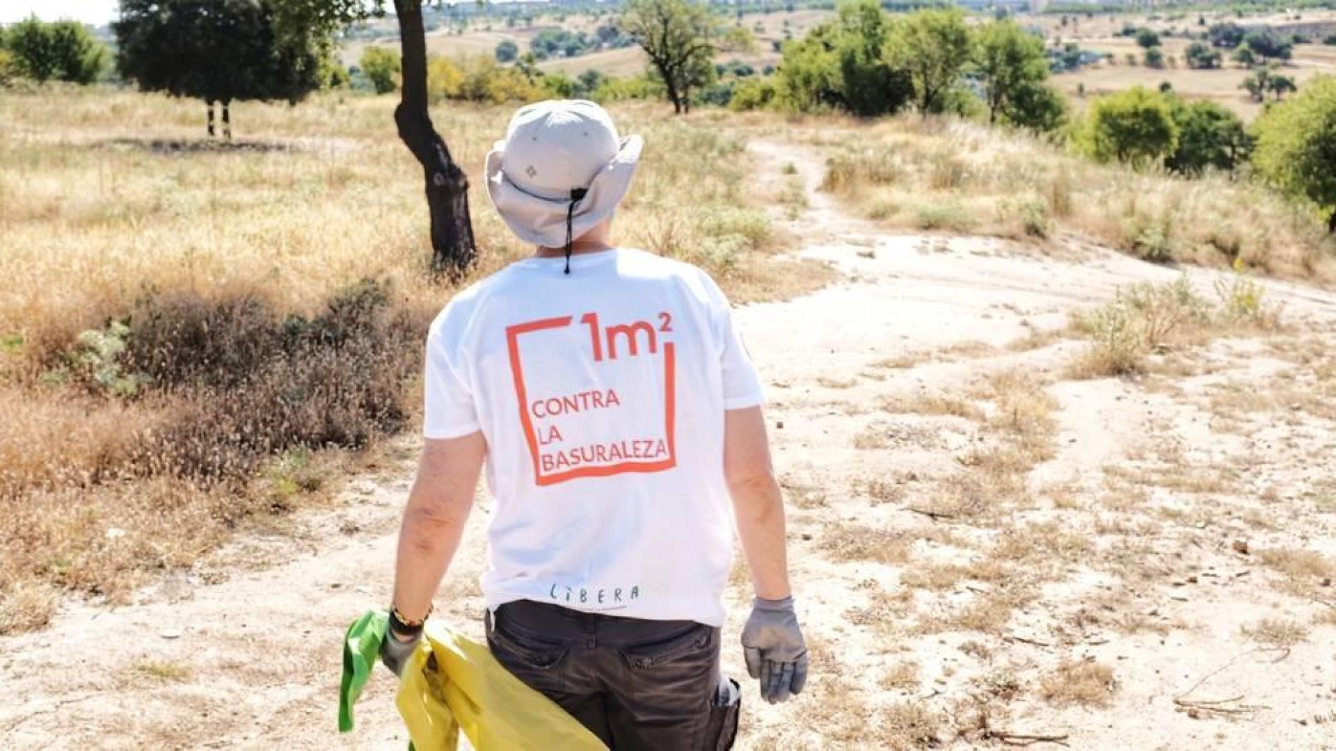 Un voluntario durante una jornada de limpieza en Navarra.