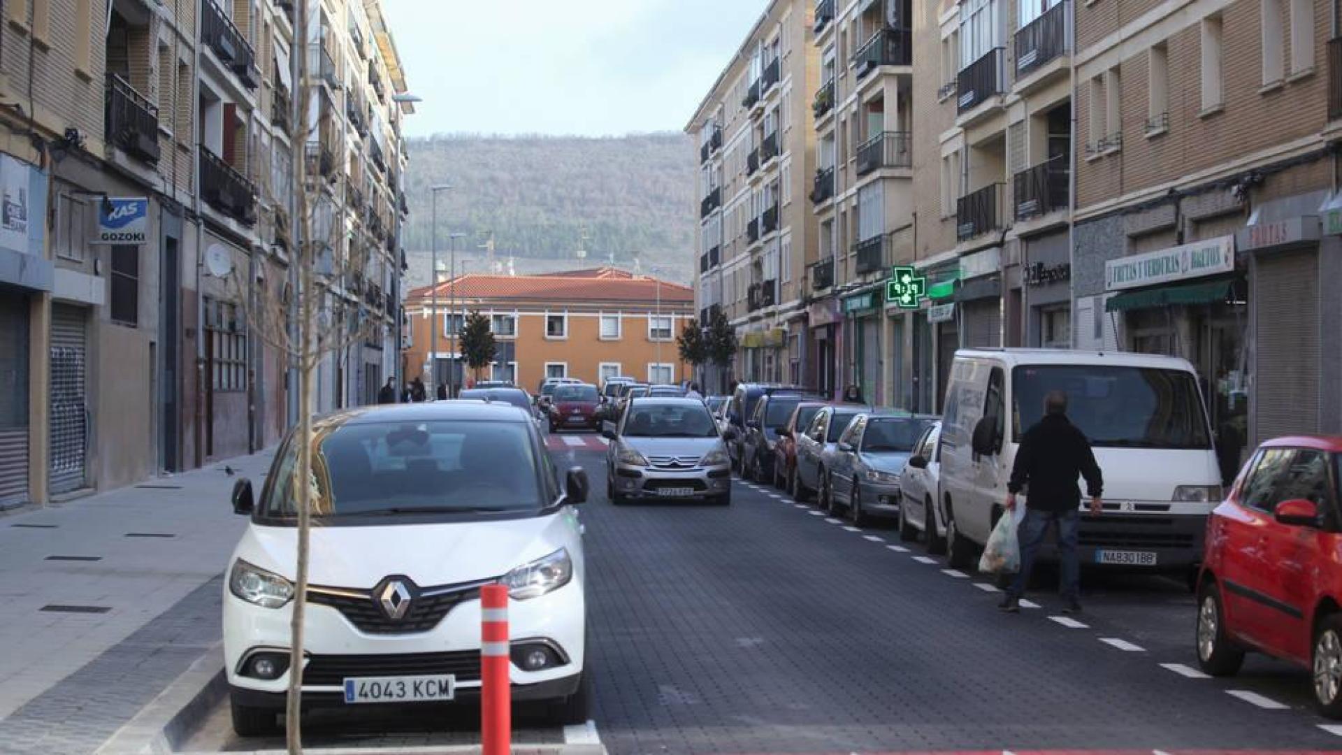 Estacionamientos en la calle Santesteban del barrio de la Txantrea.