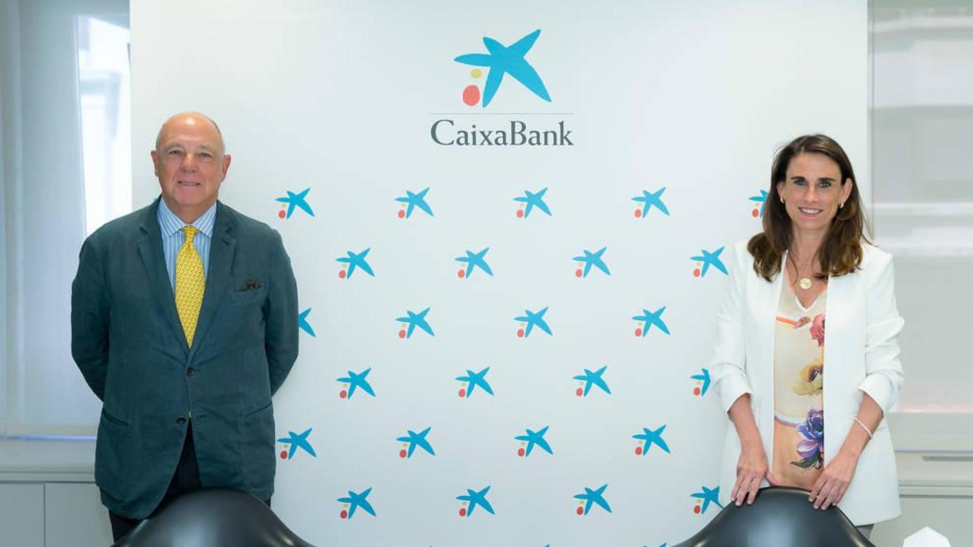 Javier Taberna, presidente de la Cámara Navarra, e Isabel Moreno, directora territorial Ebro de CaixaBank, en la firma del convenio