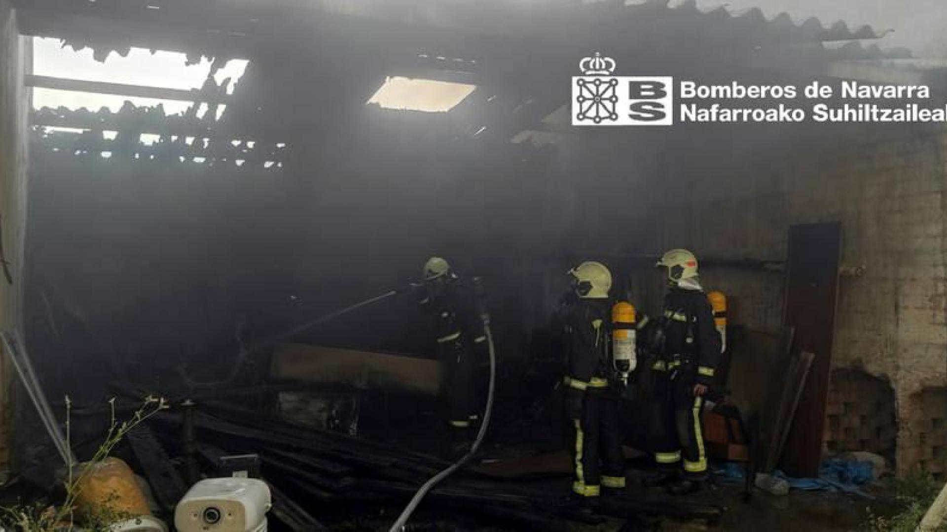 Fotos del incendio de material abandonado en una nave en la avenida del Instituto.