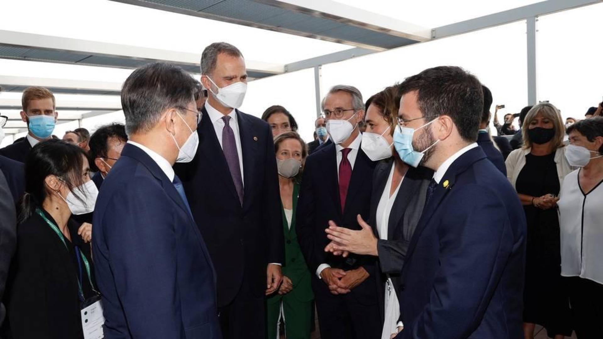 El Rey Felipe VI, junto al presidente de la República de Corea del Sur, Moon Jae-in, Nadia Calviño, el presidente del Cercle d'Economia, Javier Faus;la alcaldesa de Barcelona, Ada Colau, y el presidente de la Generalitat, Pere Aragonès