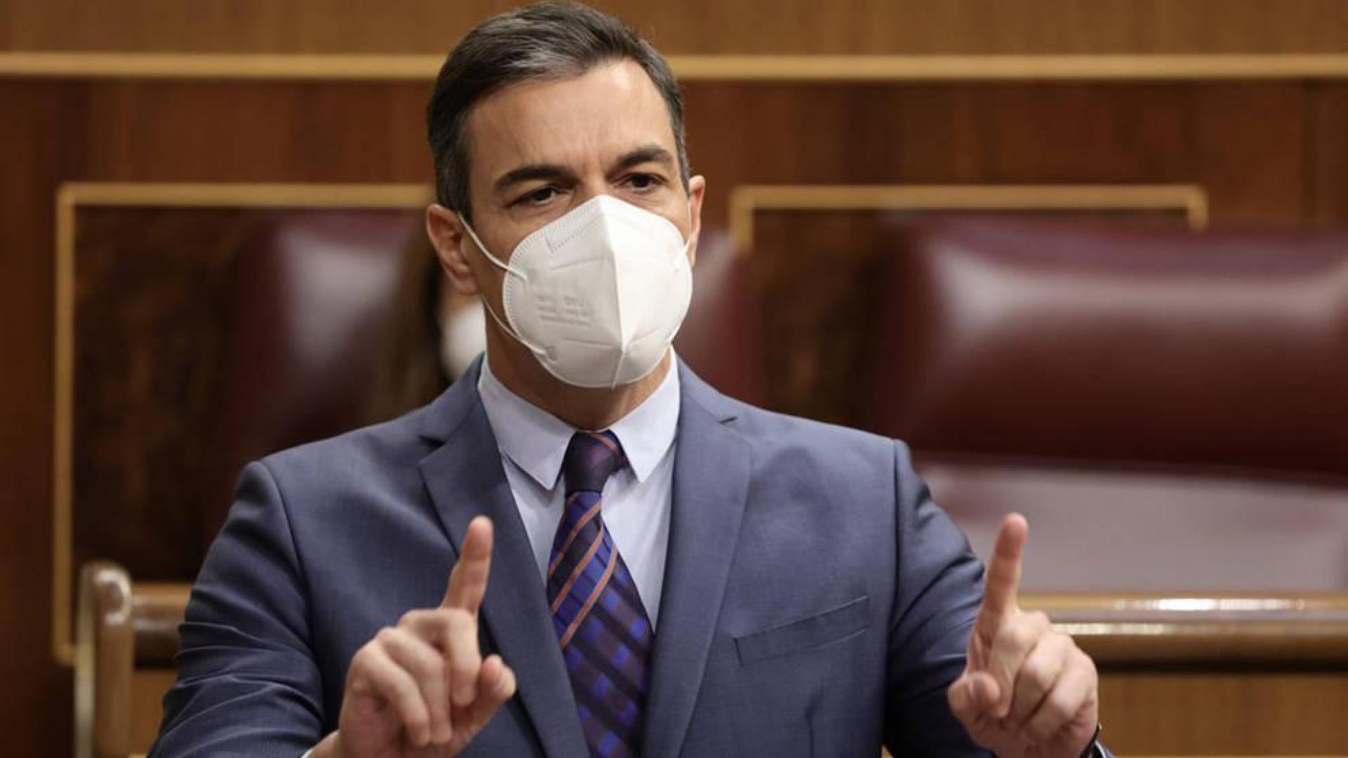 Sánchez acusa al PP de usar al Rey y Casado dice que no puede "caer más bajo"