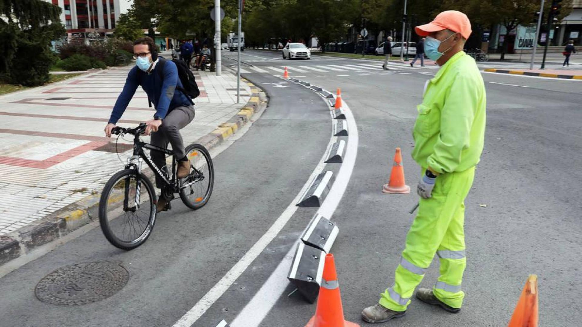 Pamplona incluirá bolardos en los carriles bici que solo tengan separadores de suelo