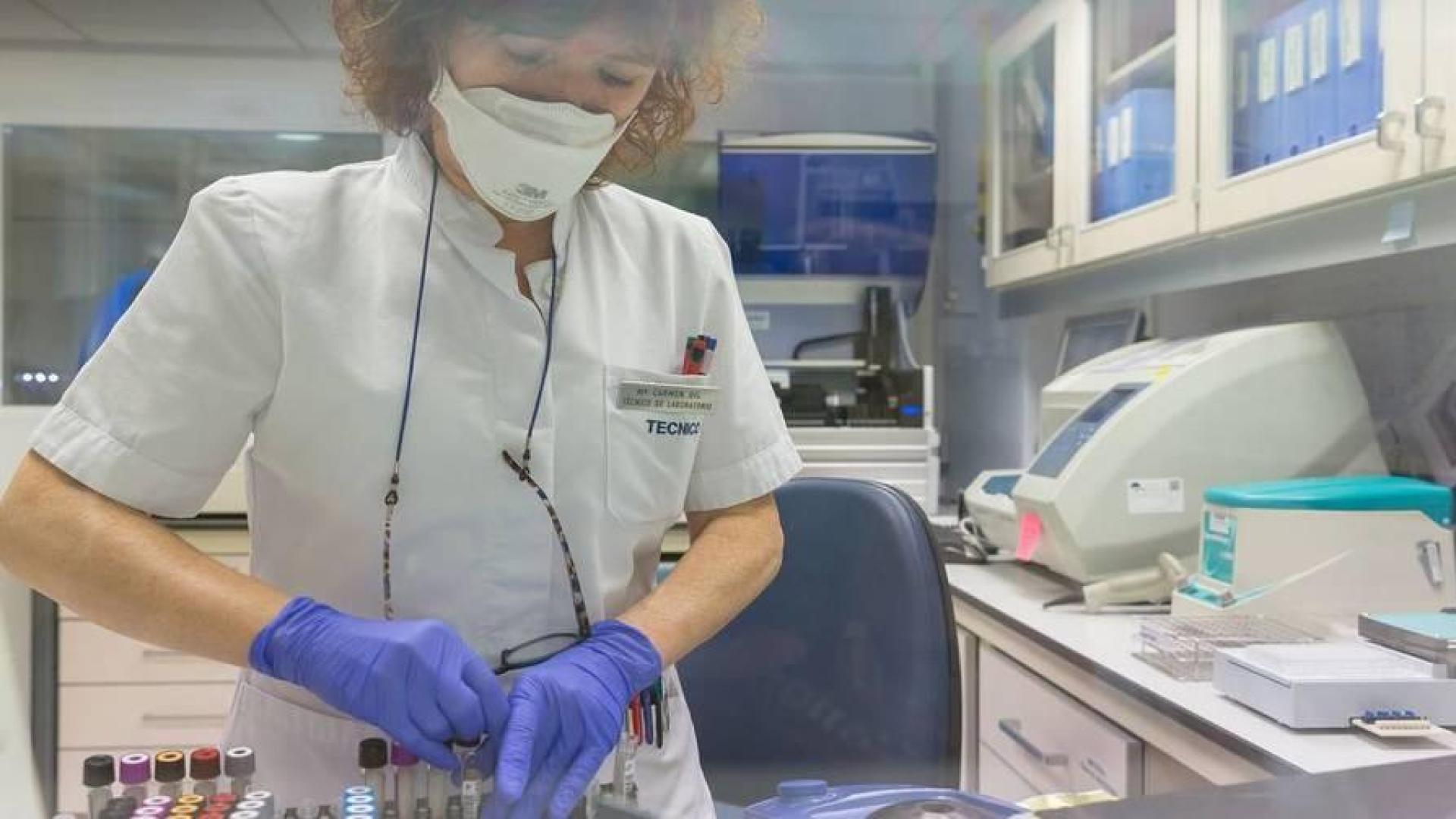 Mª Carmen Gil, técnico del Laboratorio de Microbiología de la Clínica, analiza las muestras del test de inmunidad celular.